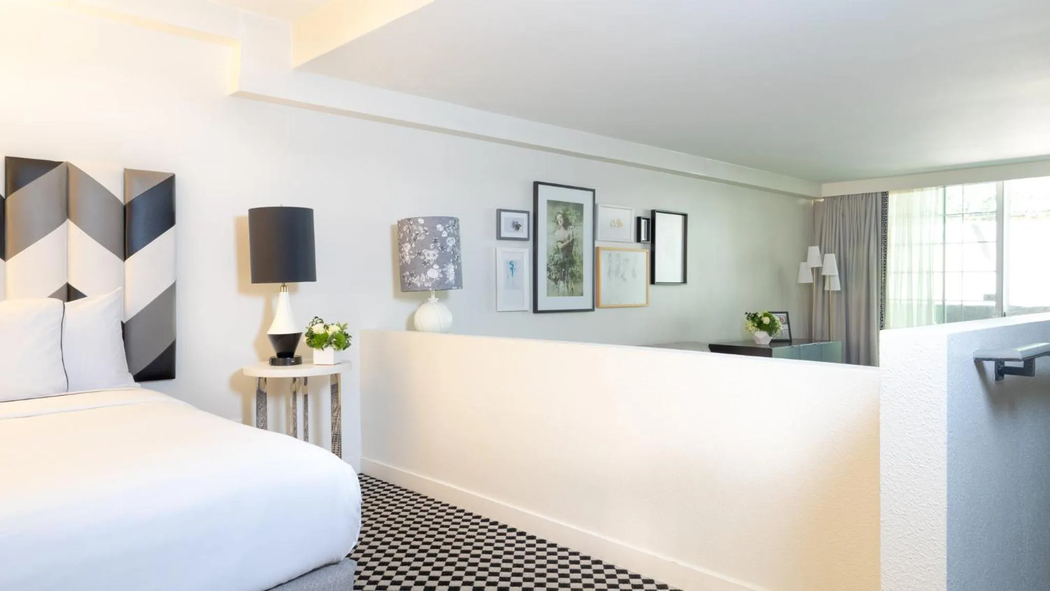 Photo of the whole room, Bed in Chamberlain West Hollywood