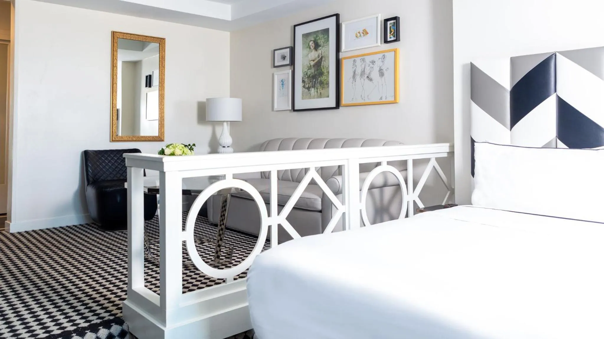 Photo of the whole room, Bed in Chamberlain West Hollywood