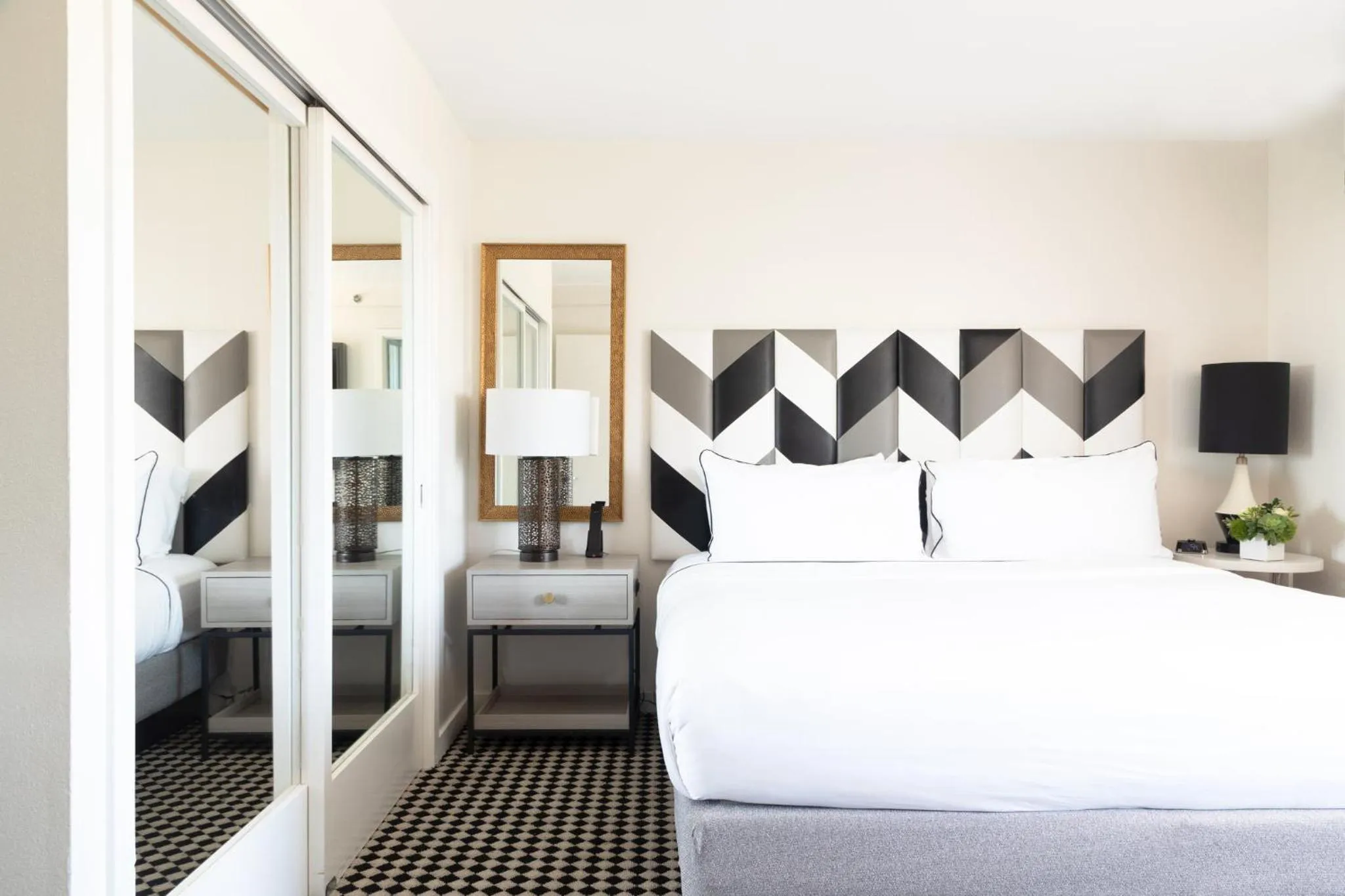 Photo of the whole room, Bed in Chamberlain West Hollywood