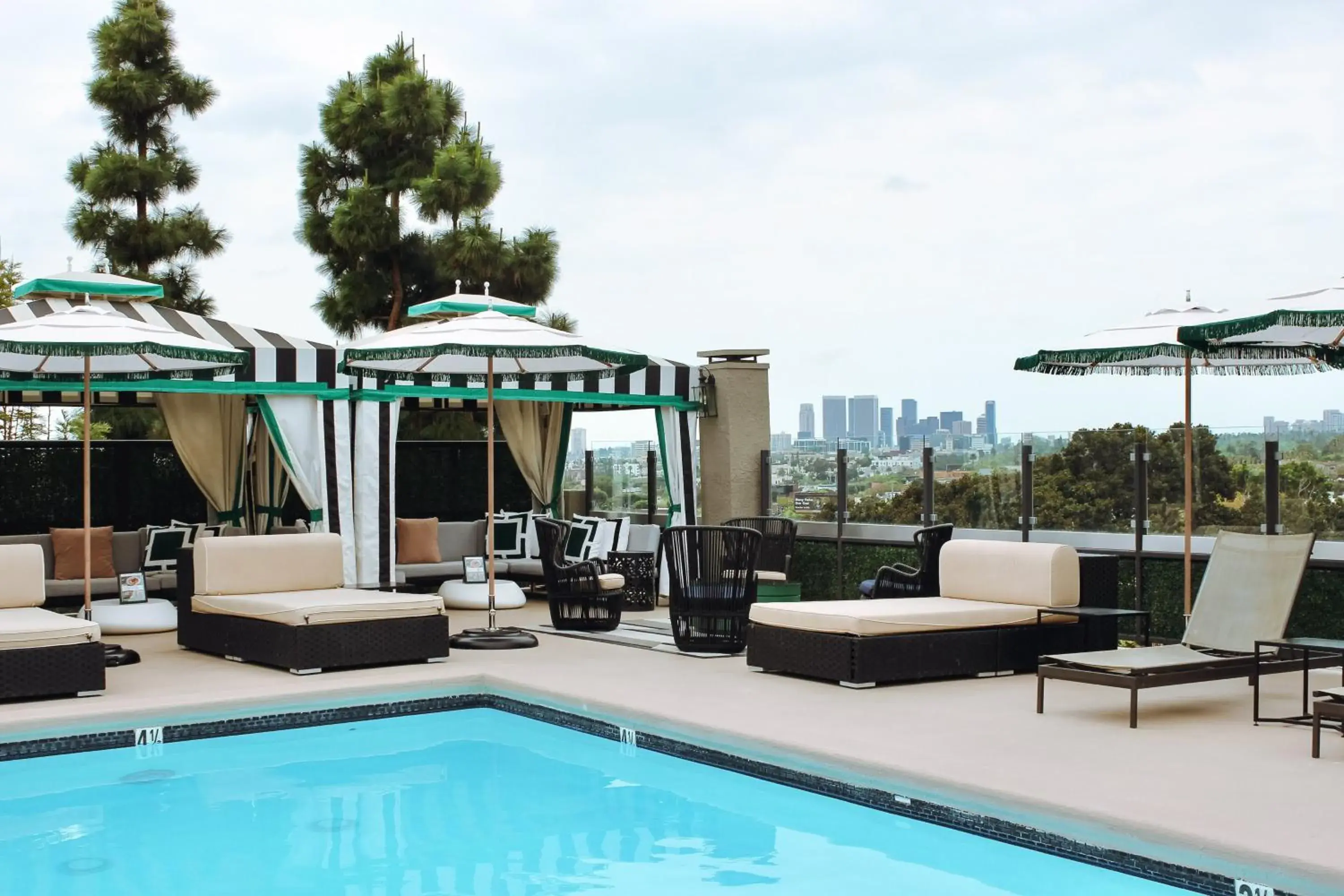 Property building in Chamberlain West Hollywood Property building in Chamberlain West Hollywood