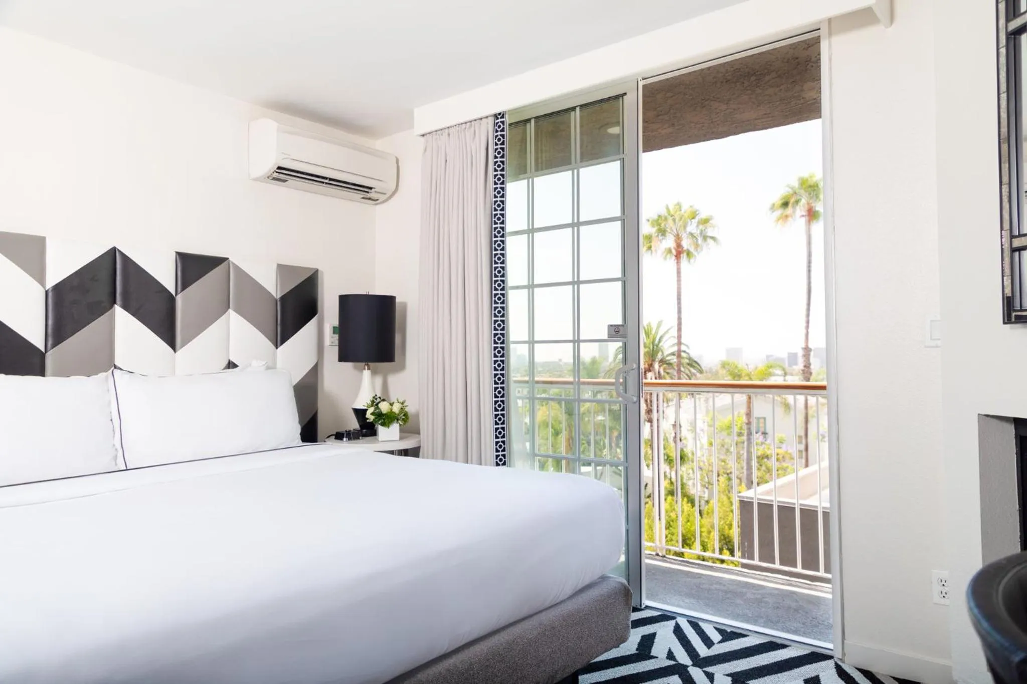 Photo of the whole room, Bed in Chamberlain West Hollywood