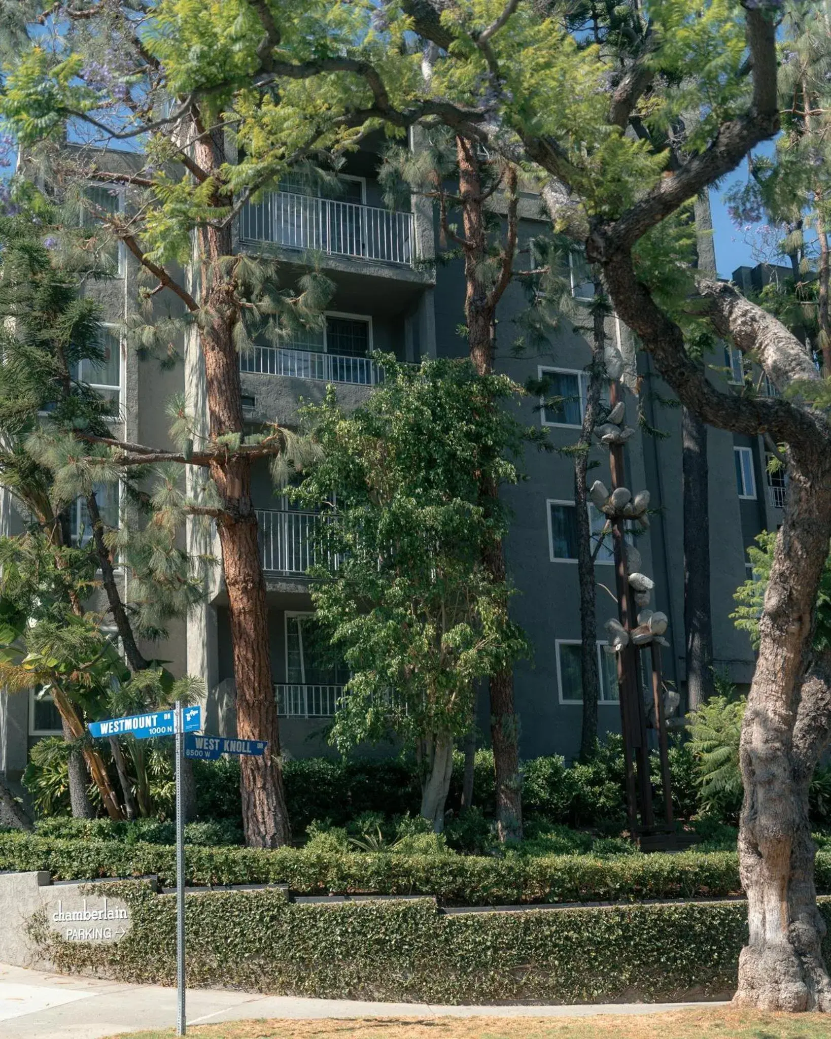 Property building in Chamberlain West Hollywood Property building in Chamberlain West Hollywood