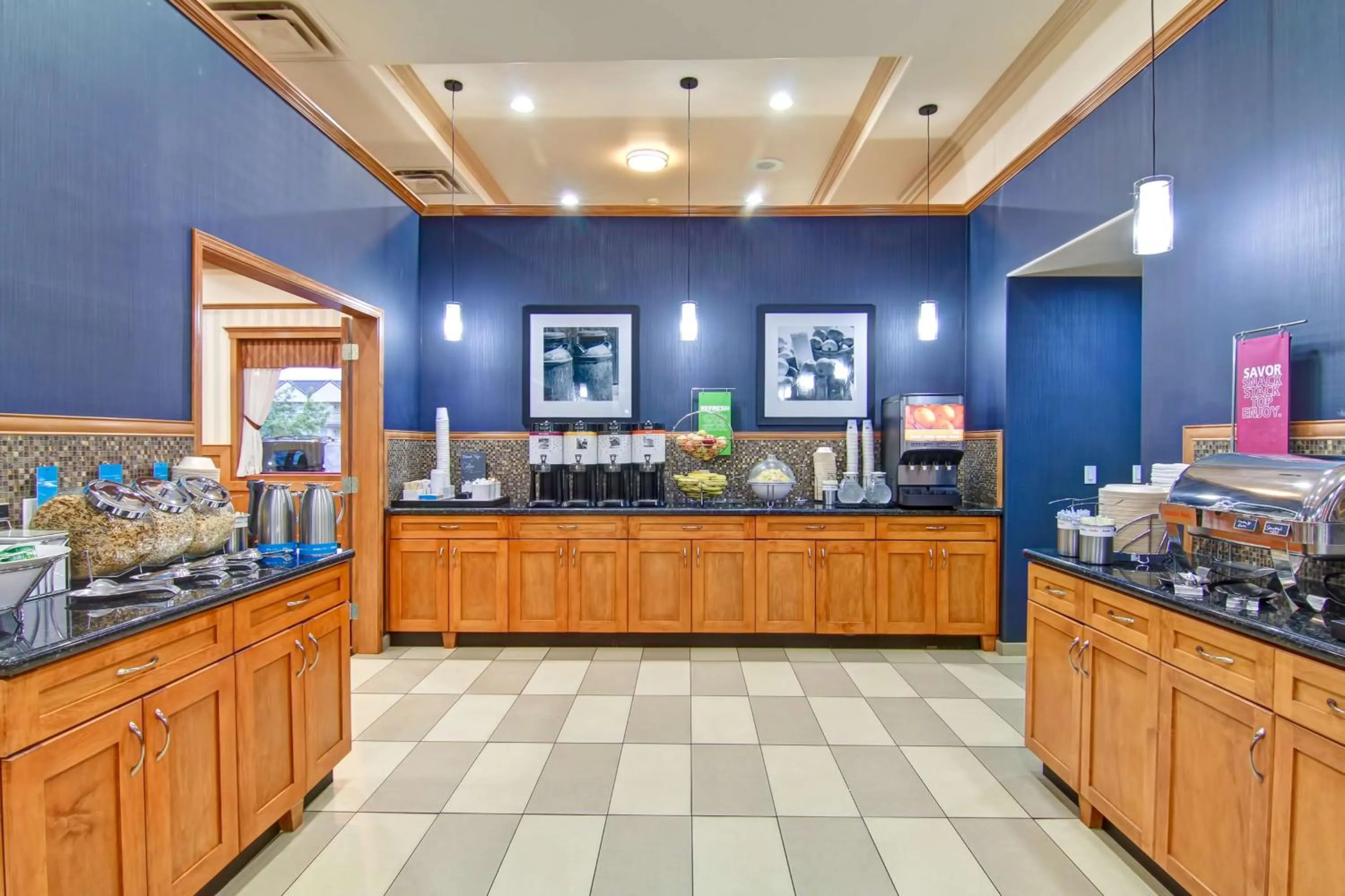 Dining area in Hampton Inn by Hilton Kamloops