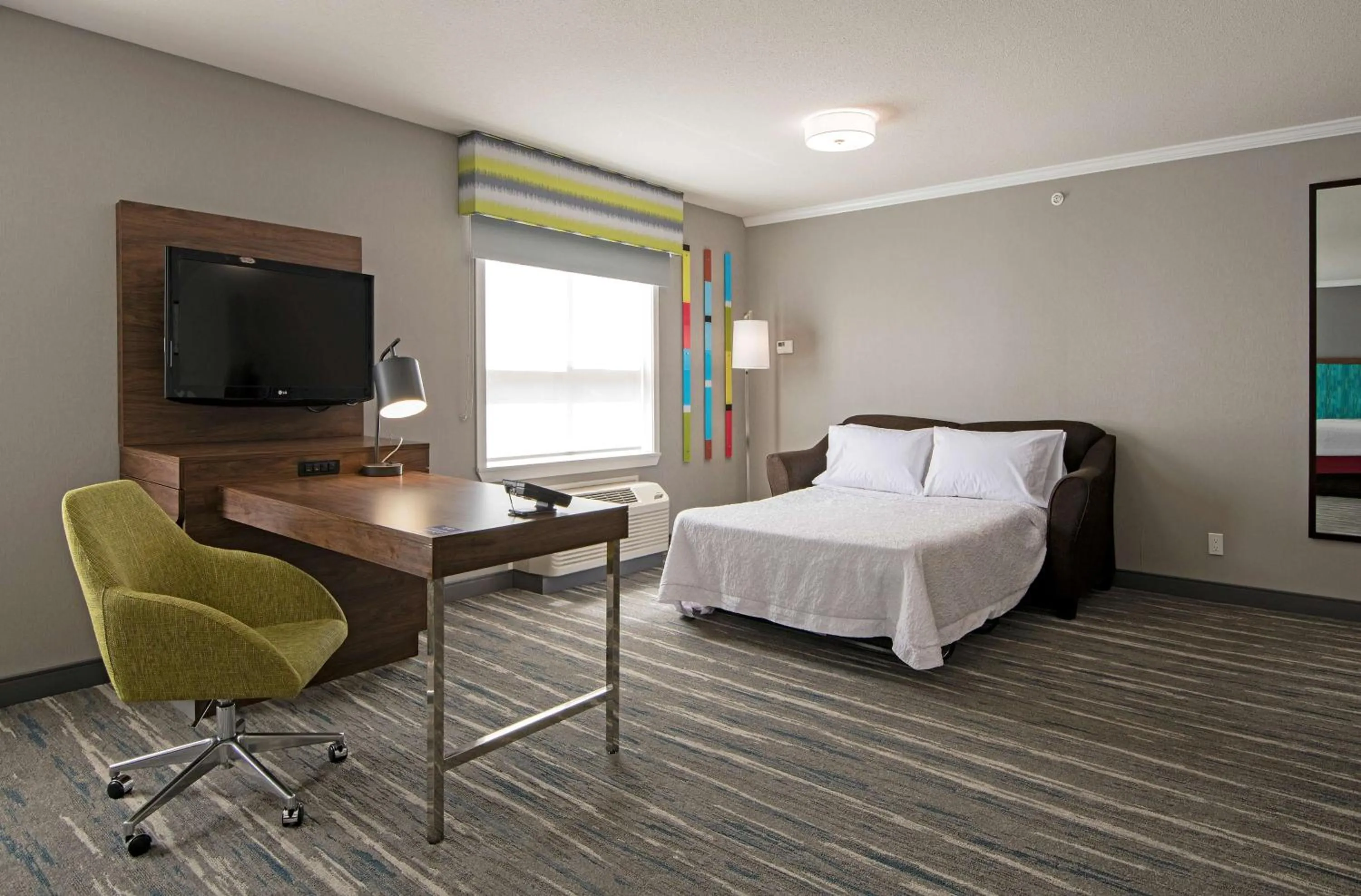 Living room, Bed in Hampton Inn by Hilton Kamloops