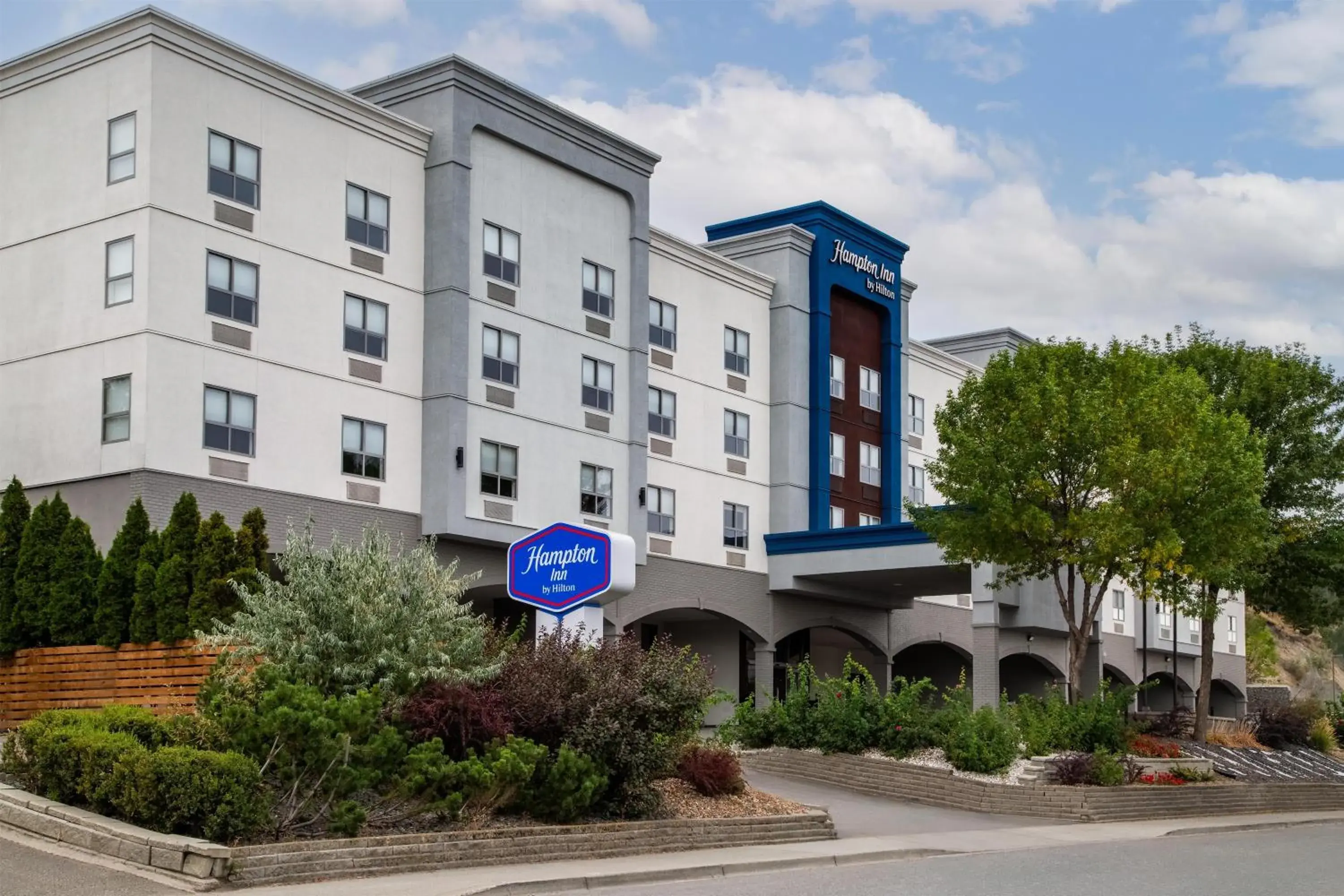Property building in Hampton Inn by Hilton Kamloops Property building in Hampton Inn by Hilton Kamloops