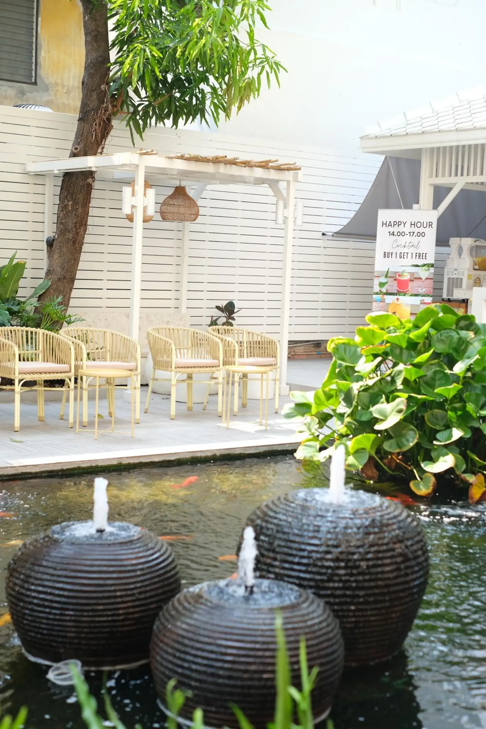 Property building in Feung Nakorn Balcony Rooms and Cafe Property building in Feung Nakorn Balcony Rooms and Cafe