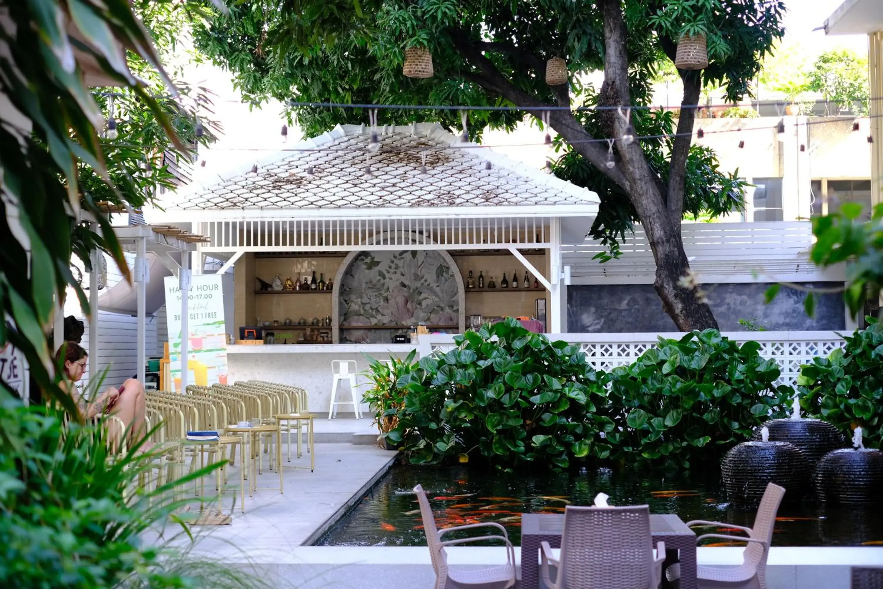 Lounge or bar in Feung Nakorn Balcony Rooms and Cafe Lounge or bar in Feung Nakorn Balcony Rooms and Cafe