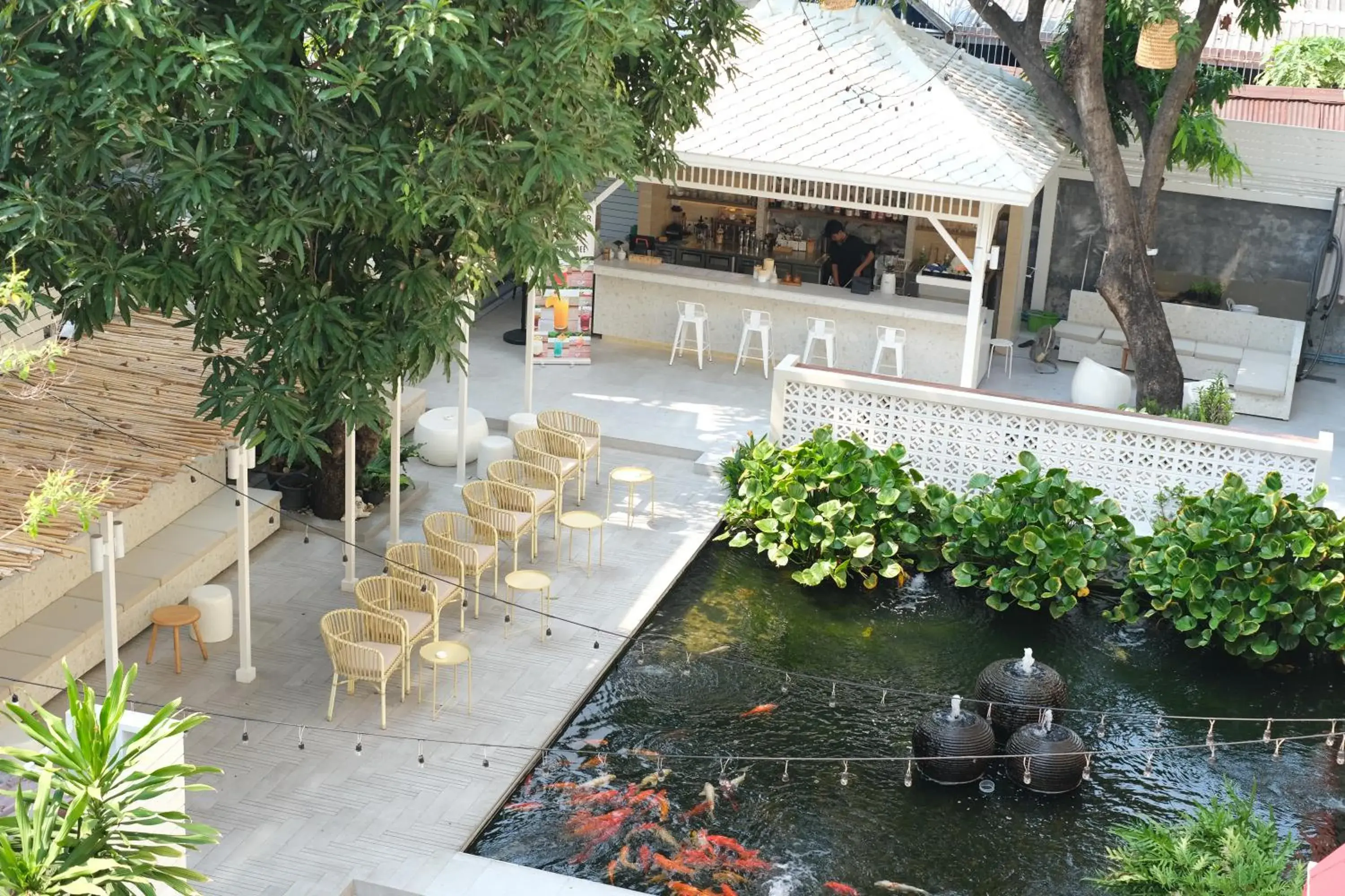 Property building in Feung Nakorn Balcony Rooms and Cafe Property building in Feung Nakorn Balcony Rooms and Cafe