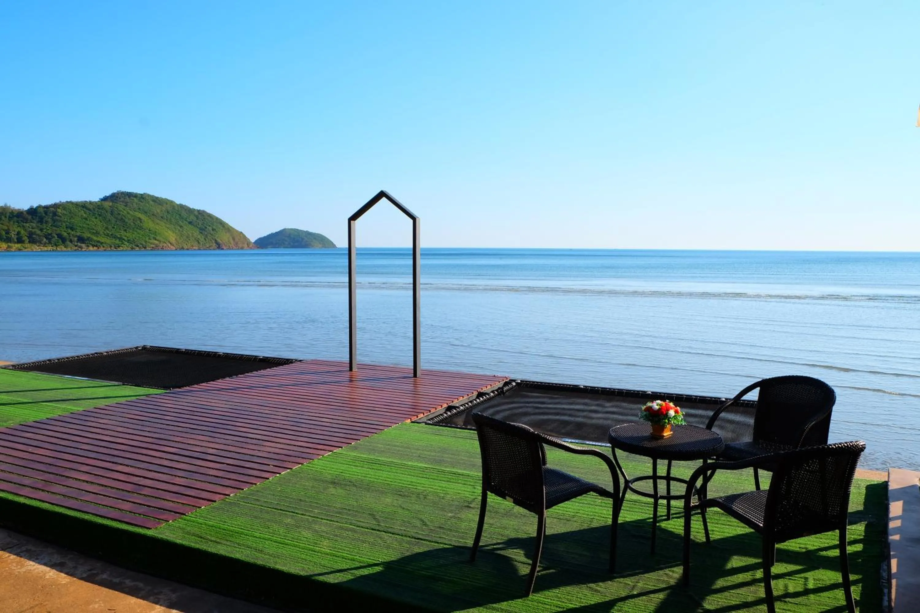 Restaurant/places to eat in New Travel Beach Hotel & Resort