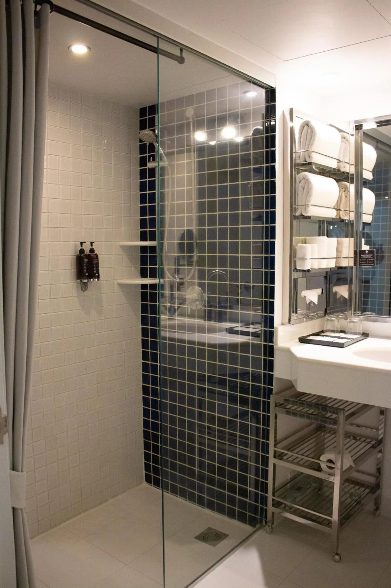 Shower in Night Hotel Bangkok - Sukhumvit 15