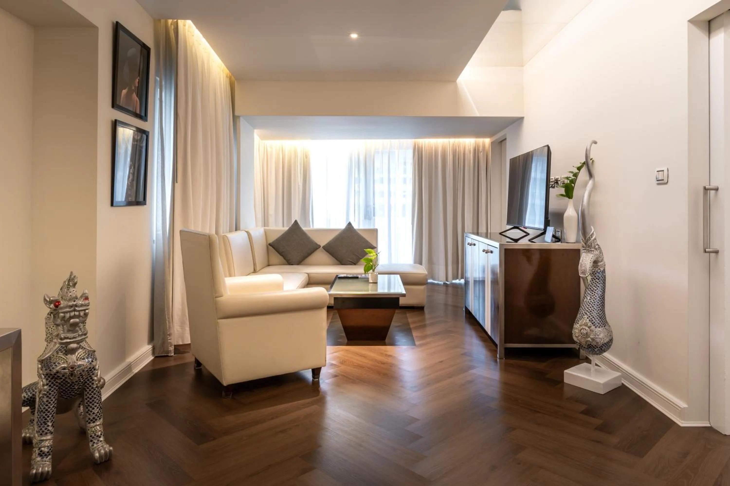 Living room, Bed in Night Hotel Bangkok - Sukhumvit 15