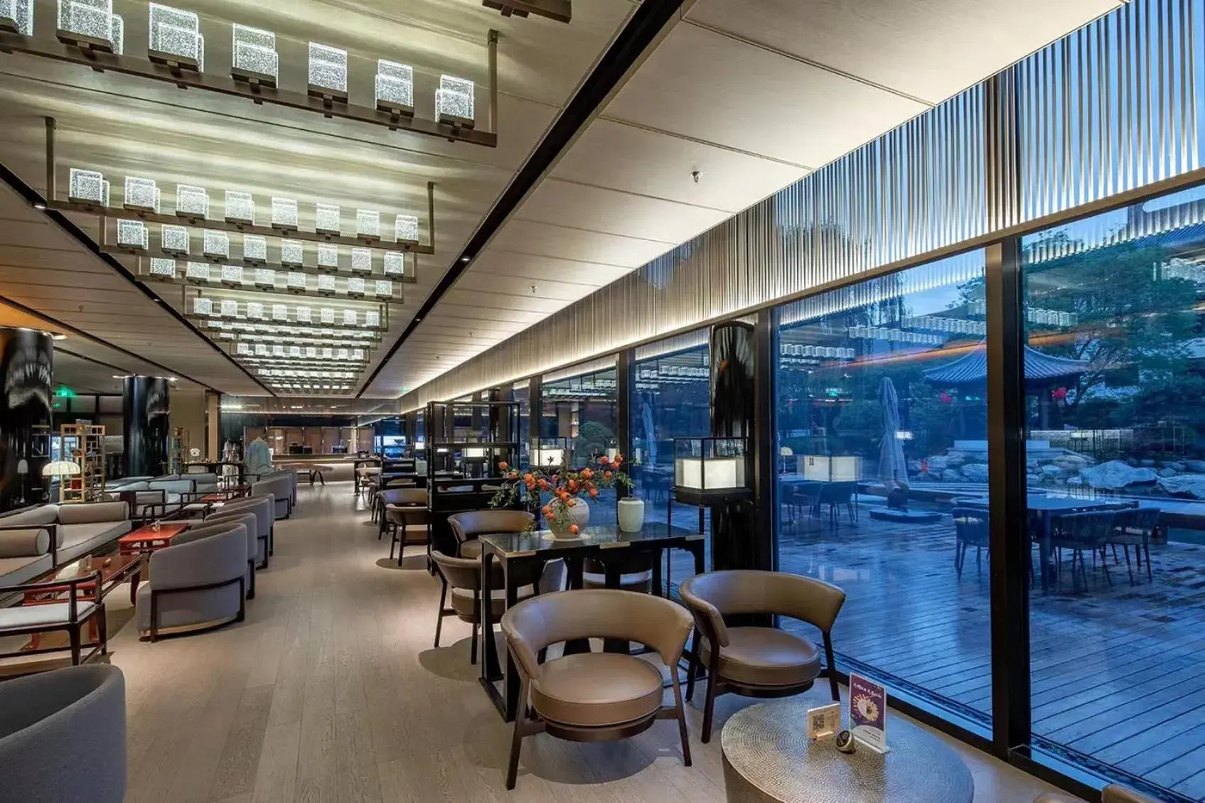 Lounge or bar in HUALUXE Xi'an Tanghua by IHG Lounge or bar in HUALUXE Xi'an Tanghua by IHG