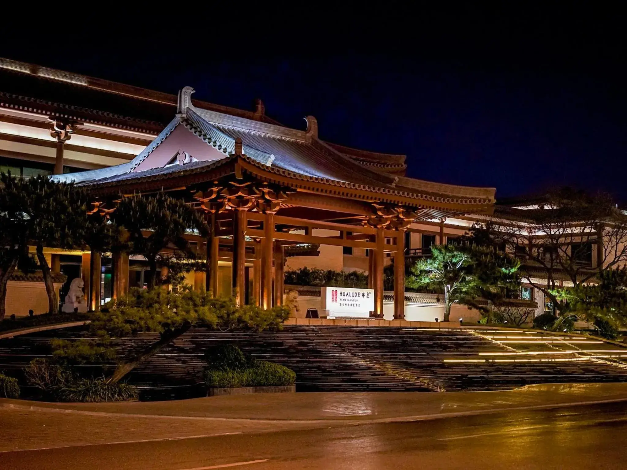 Property building in HUALUXE Xi'an Tanghua by IHG Property building in HUALUXE Xi'an Tanghua by IHG