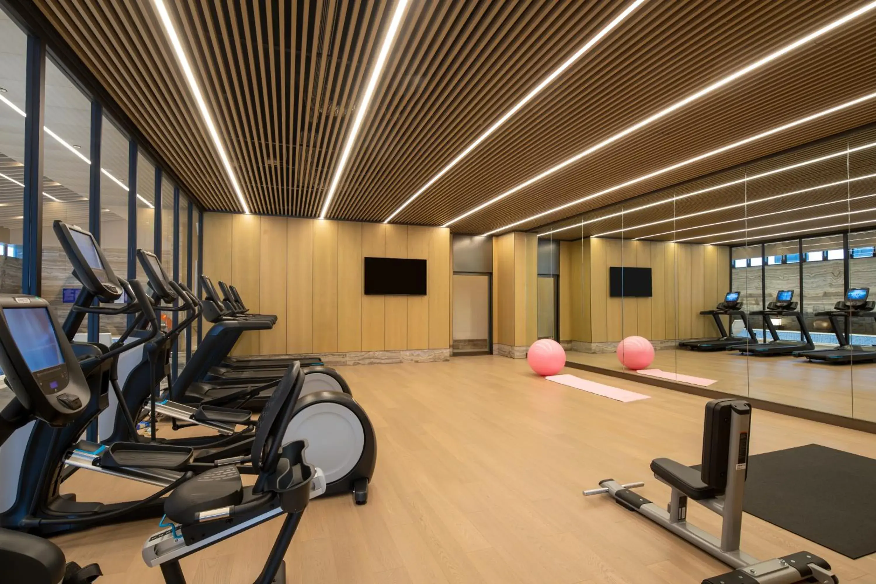 Fitness centre/facilities in HUALUXE Xi'an Tanghua by IHG Fitness centre/facilities in HUALUXE Xi'an Tanghua by IHG