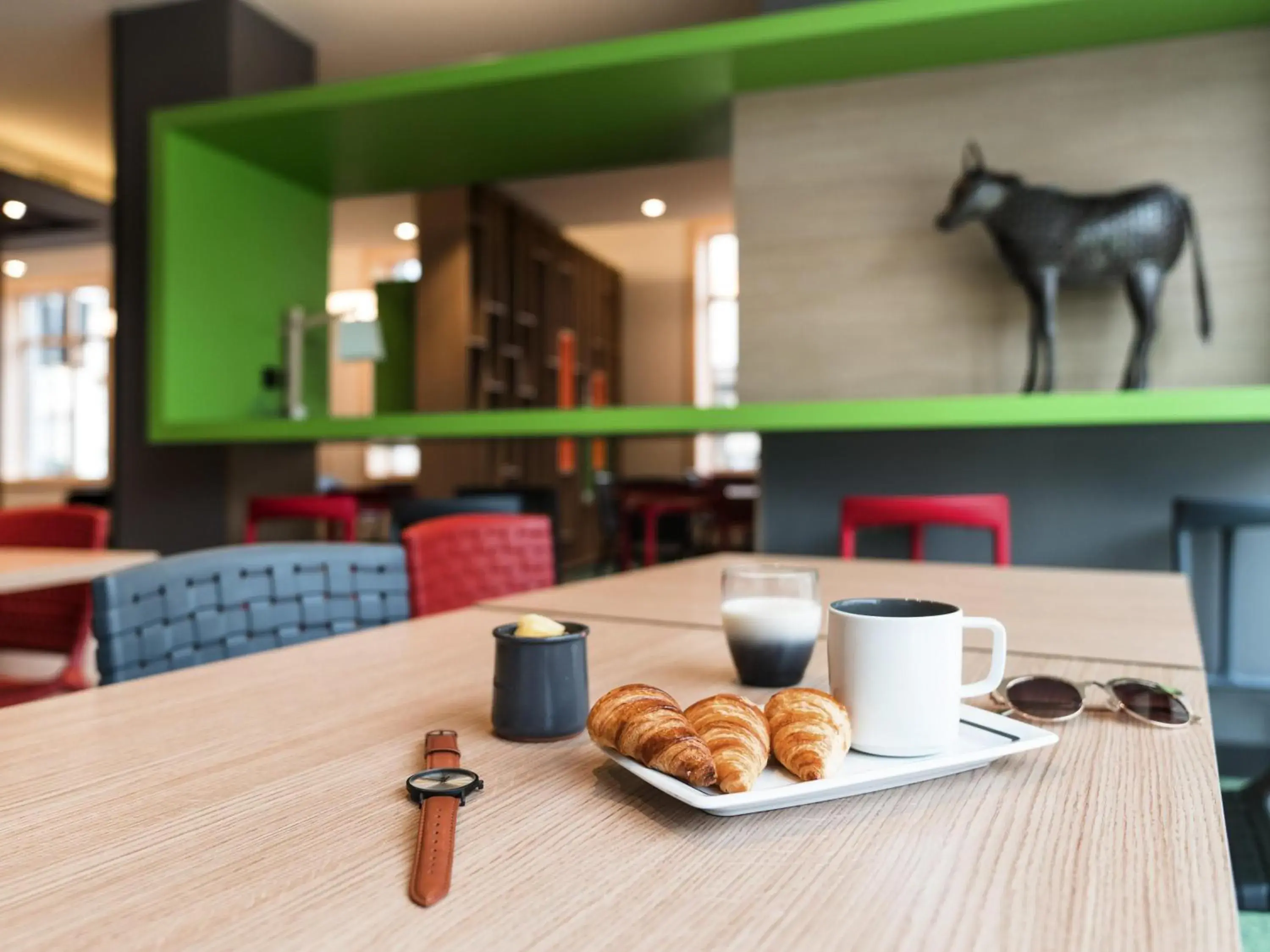 Lounge or bar in ibis Styles Moulins Centre Lounge or bar in ibis Styles Moulins Centre