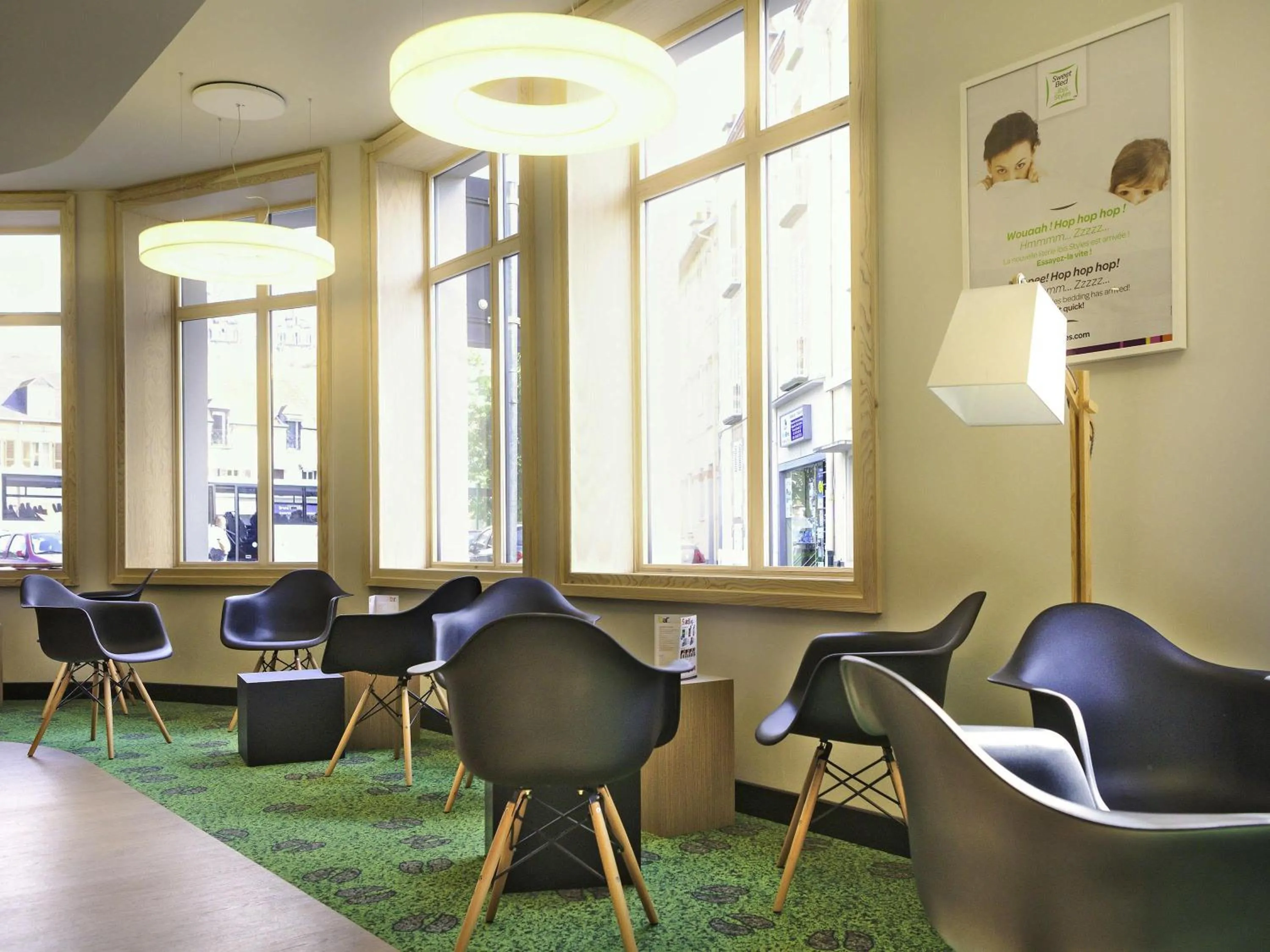 Lounge or bar in ibis Styles Moulins Centre