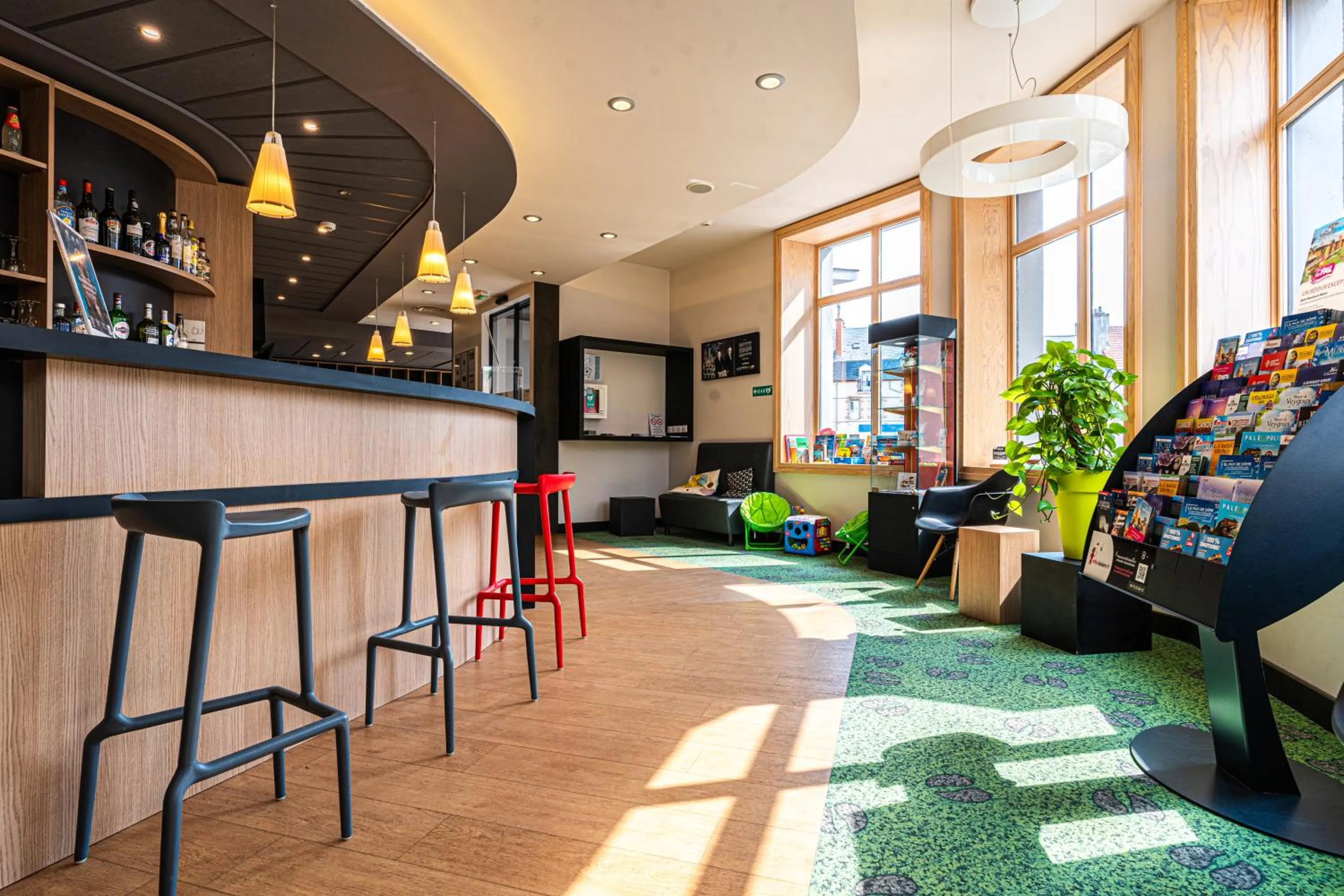 Lounge or bar in ibis Styles Moulins Centre