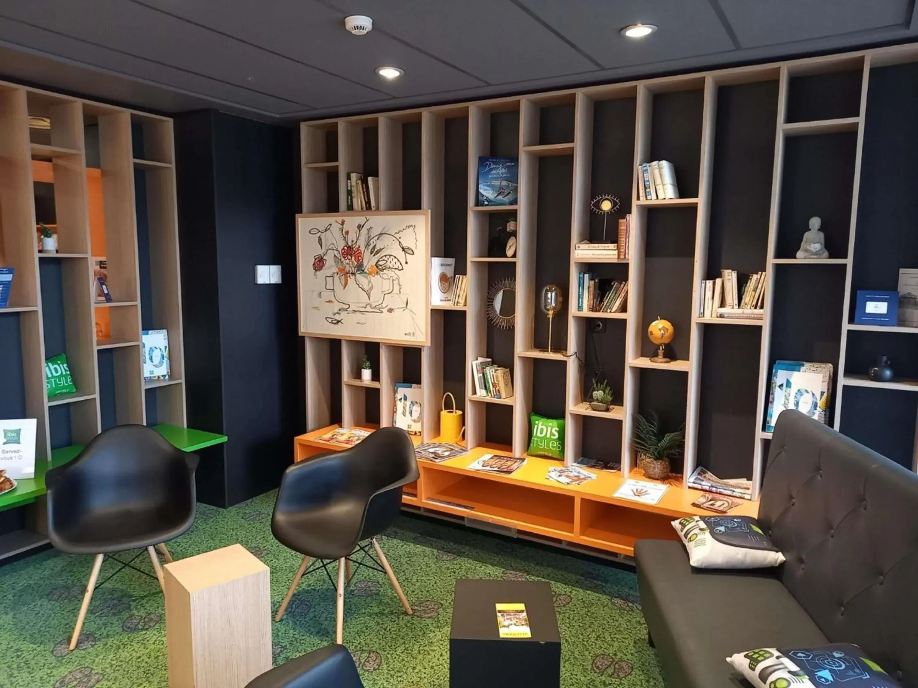 Lounge or bar in ibis Styles Moulins Centre Lounge or bar in ibis Styles Moulins Centre