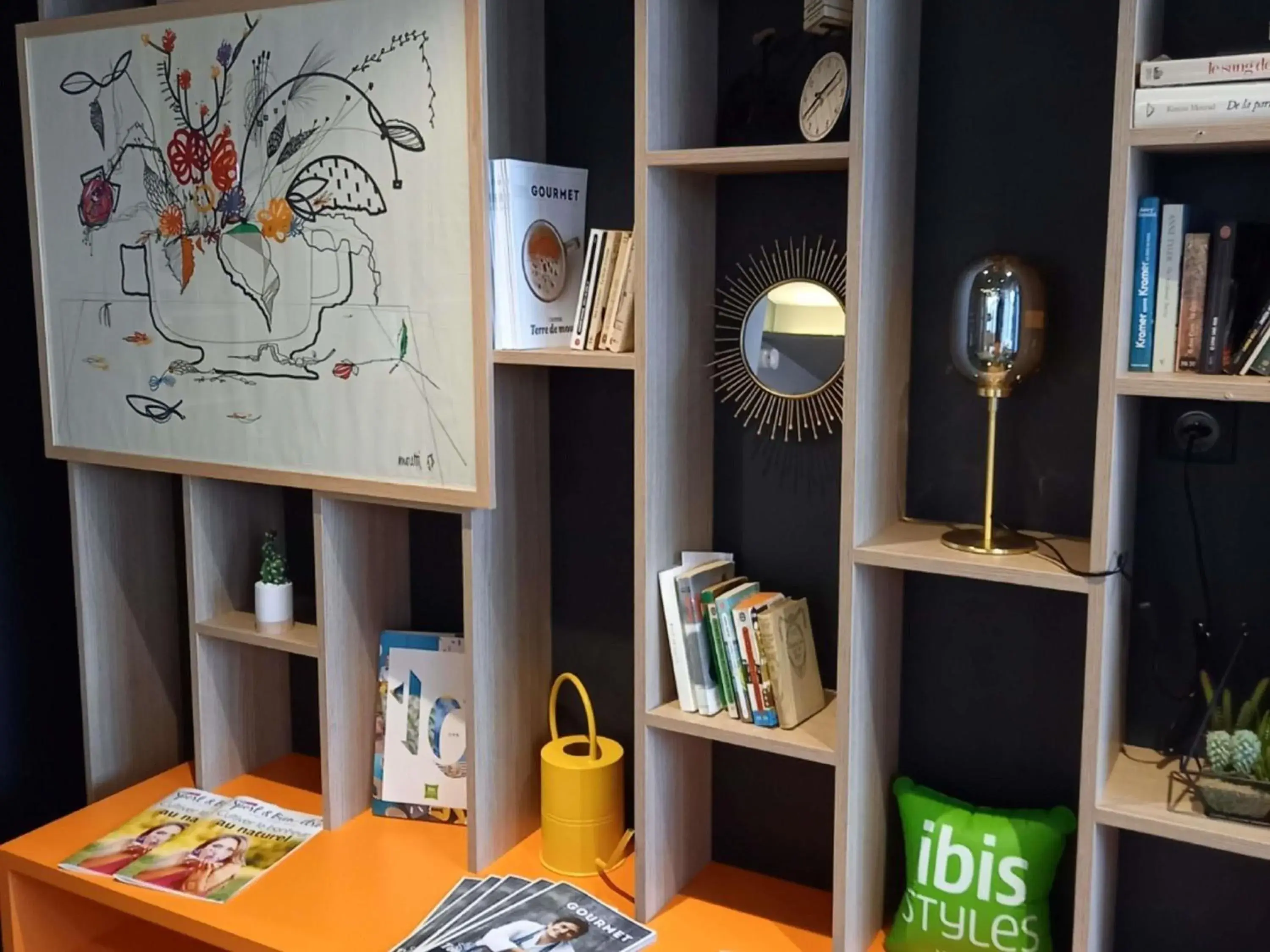 Lounge or bar in ibis Styles Moulins Centre Lounge or bar in ibis Styles Moulins Centre