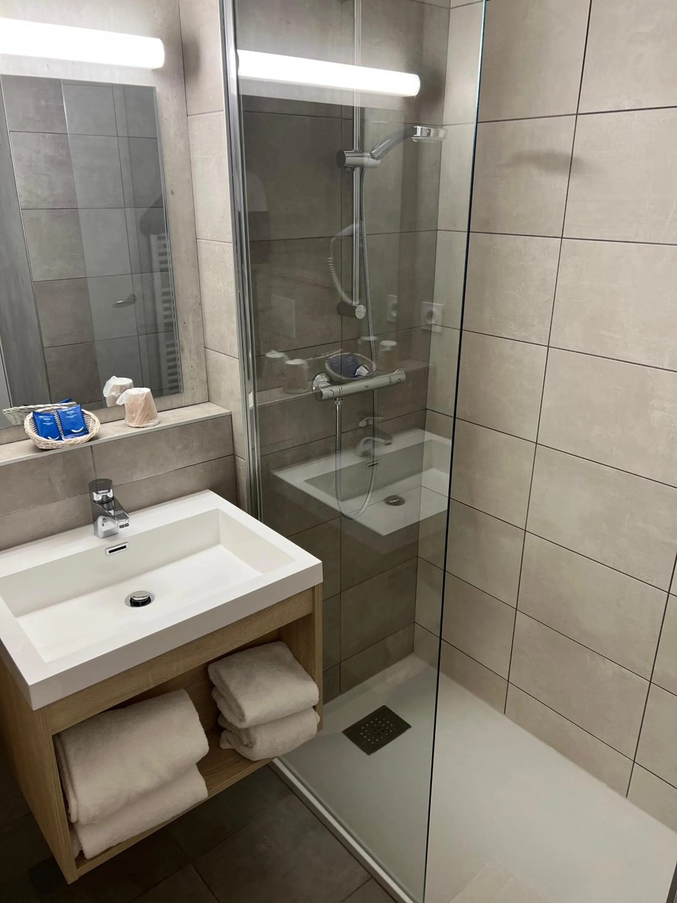 Bathroom in Brit Hotel Landivisiau