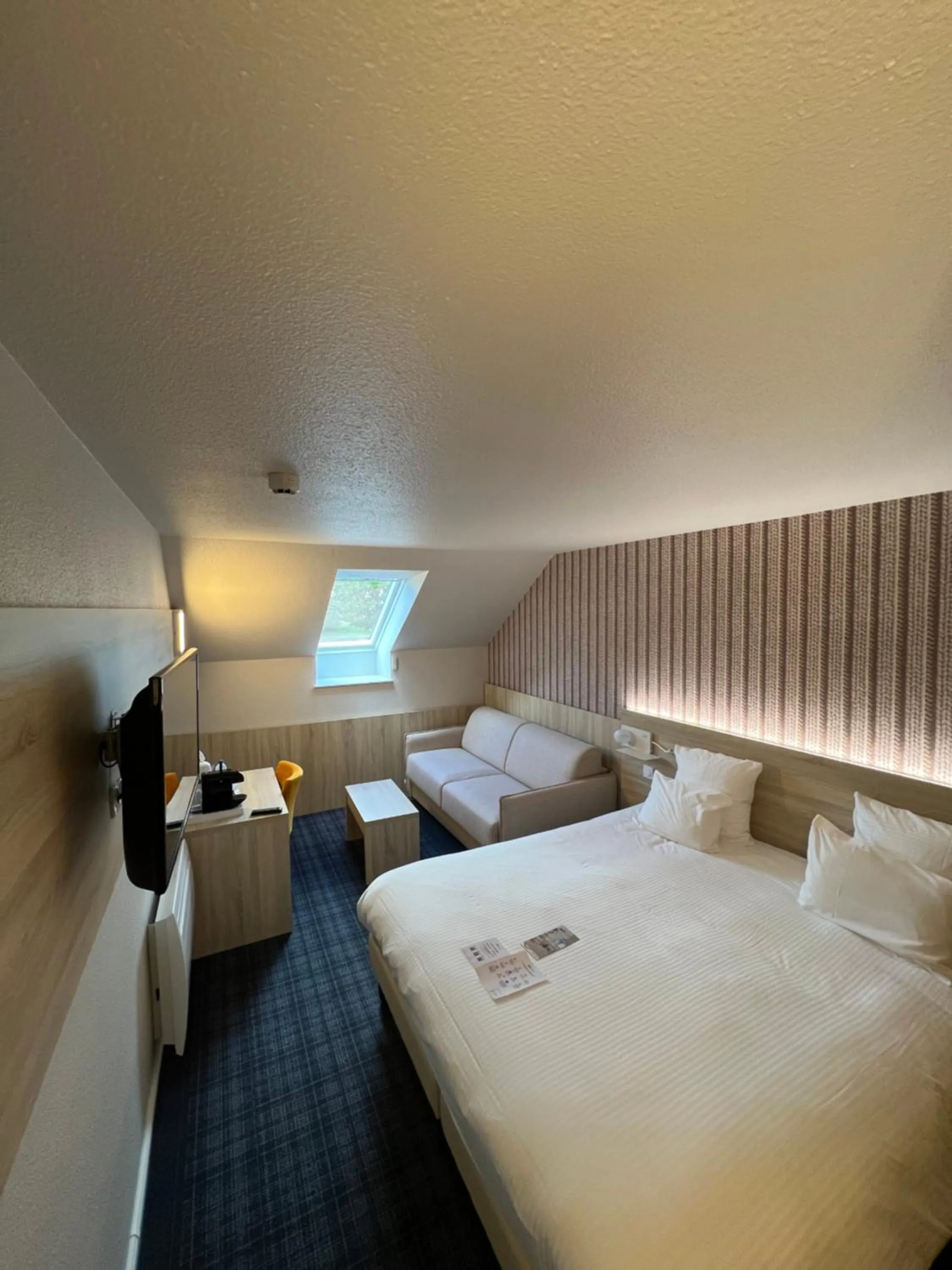 Coffee/tea facilities, Bed in Brit Hotel Landivisiau