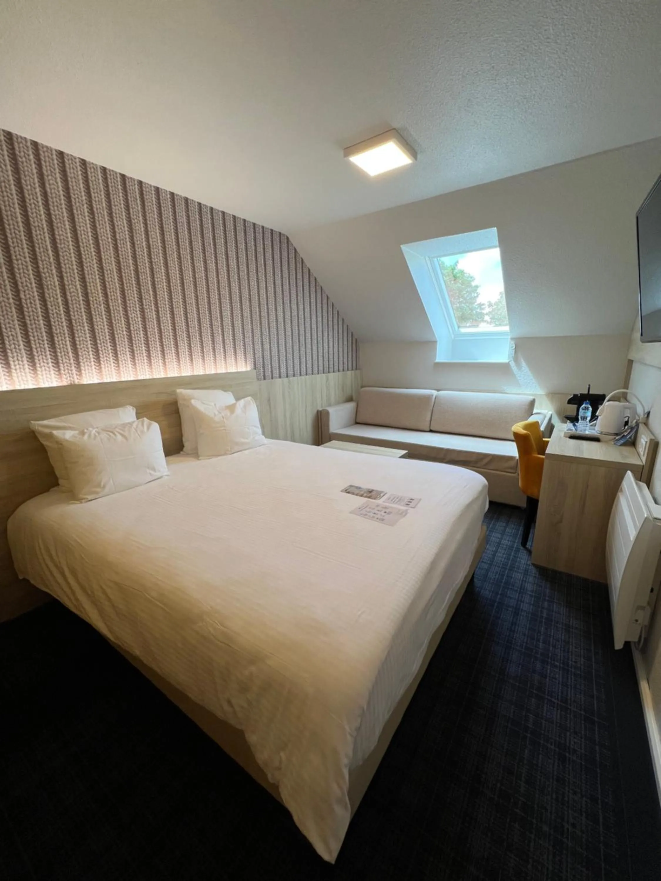 Coffee/tea facilities, Bed in Brit Hotel Landivisiau