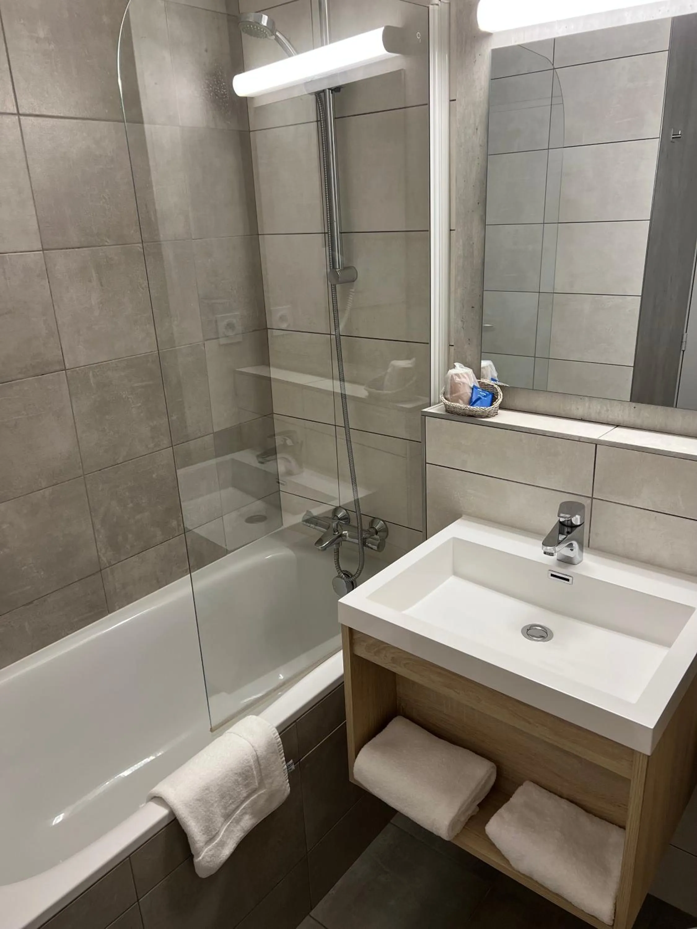 Shower in Brit Hotel Landivisiau