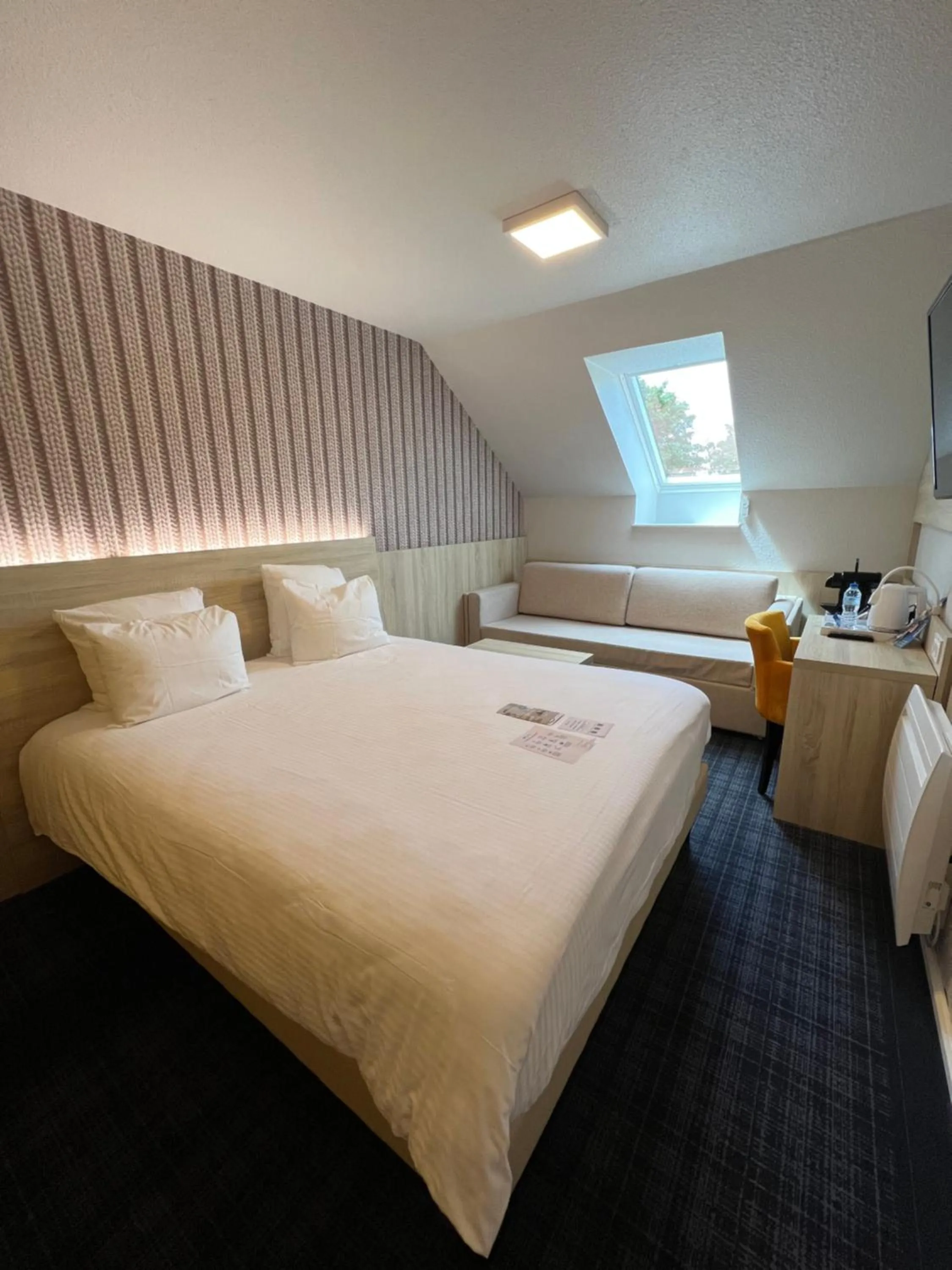 Coffee/tea facilities, Bed in Brit Hotel Landivisiau