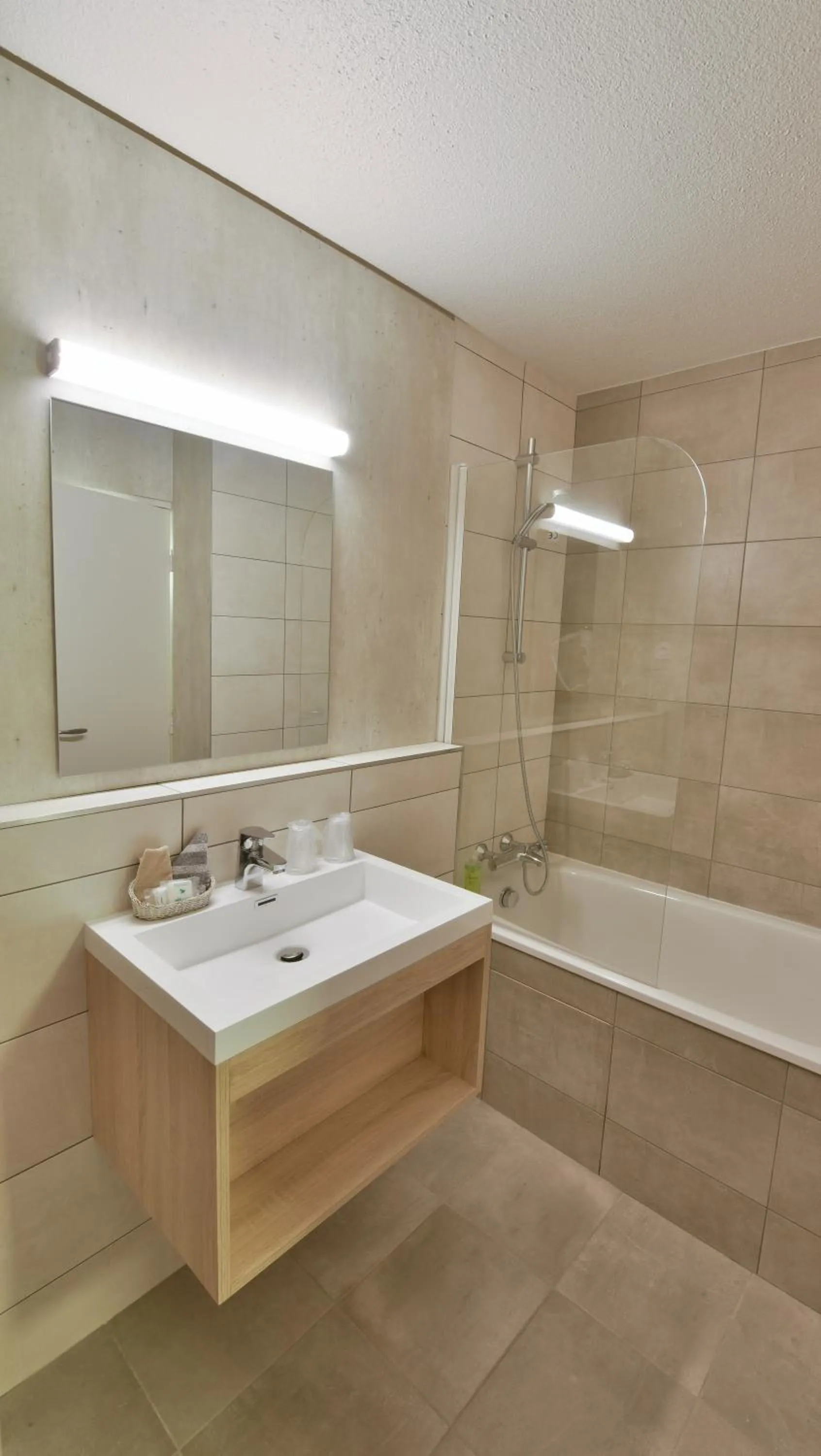 Toilet in Brit Hotel Landivisiau