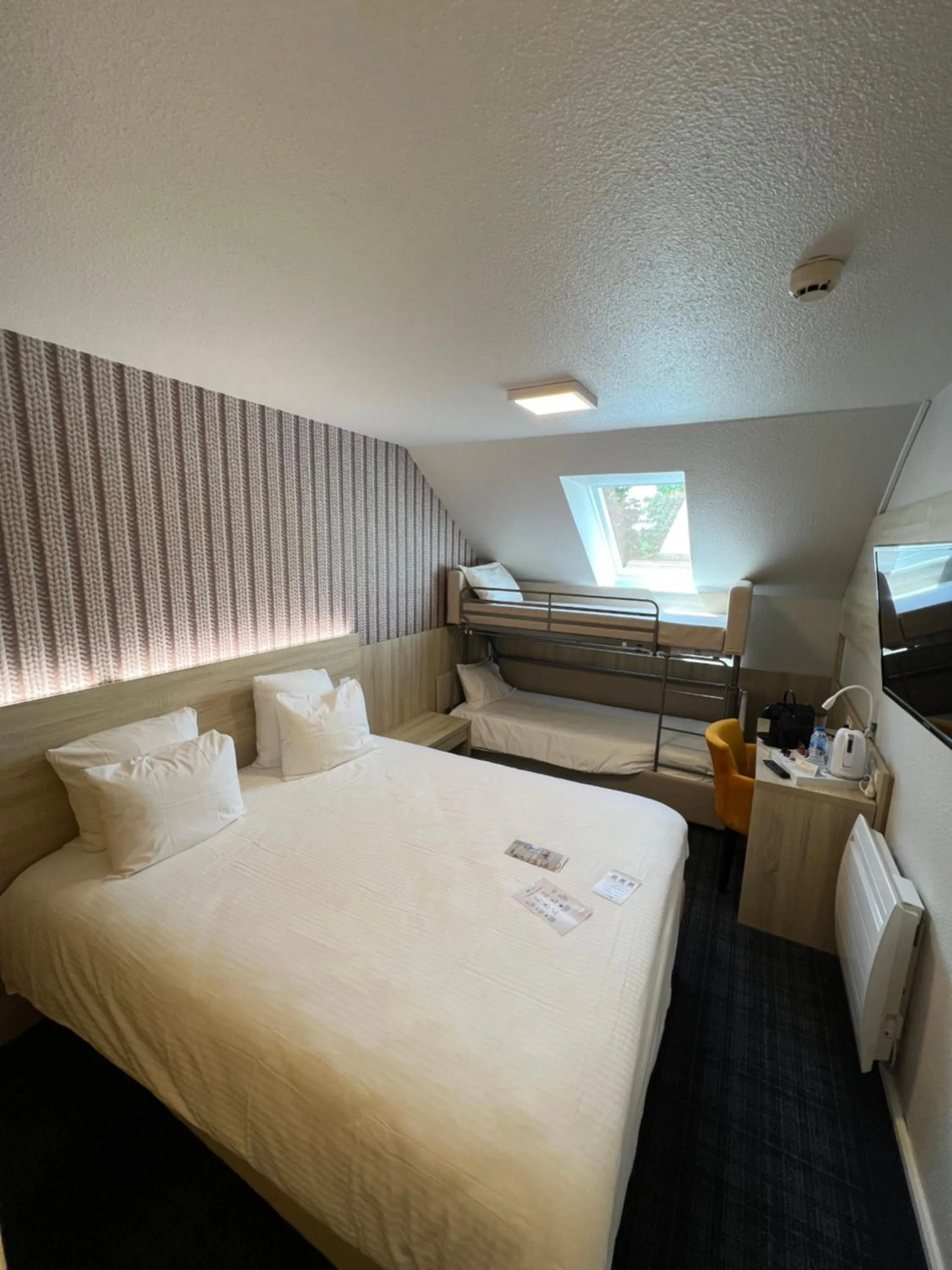 room service, Bed in Brit Hotel Landivisiau