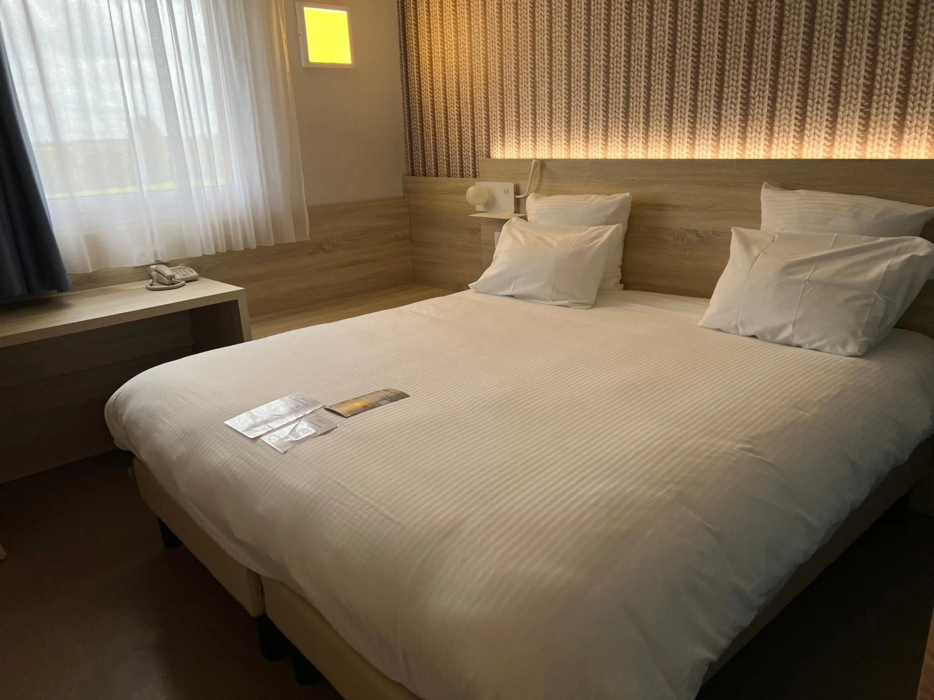 room service, Bed in Brit Hotel Landivisiau