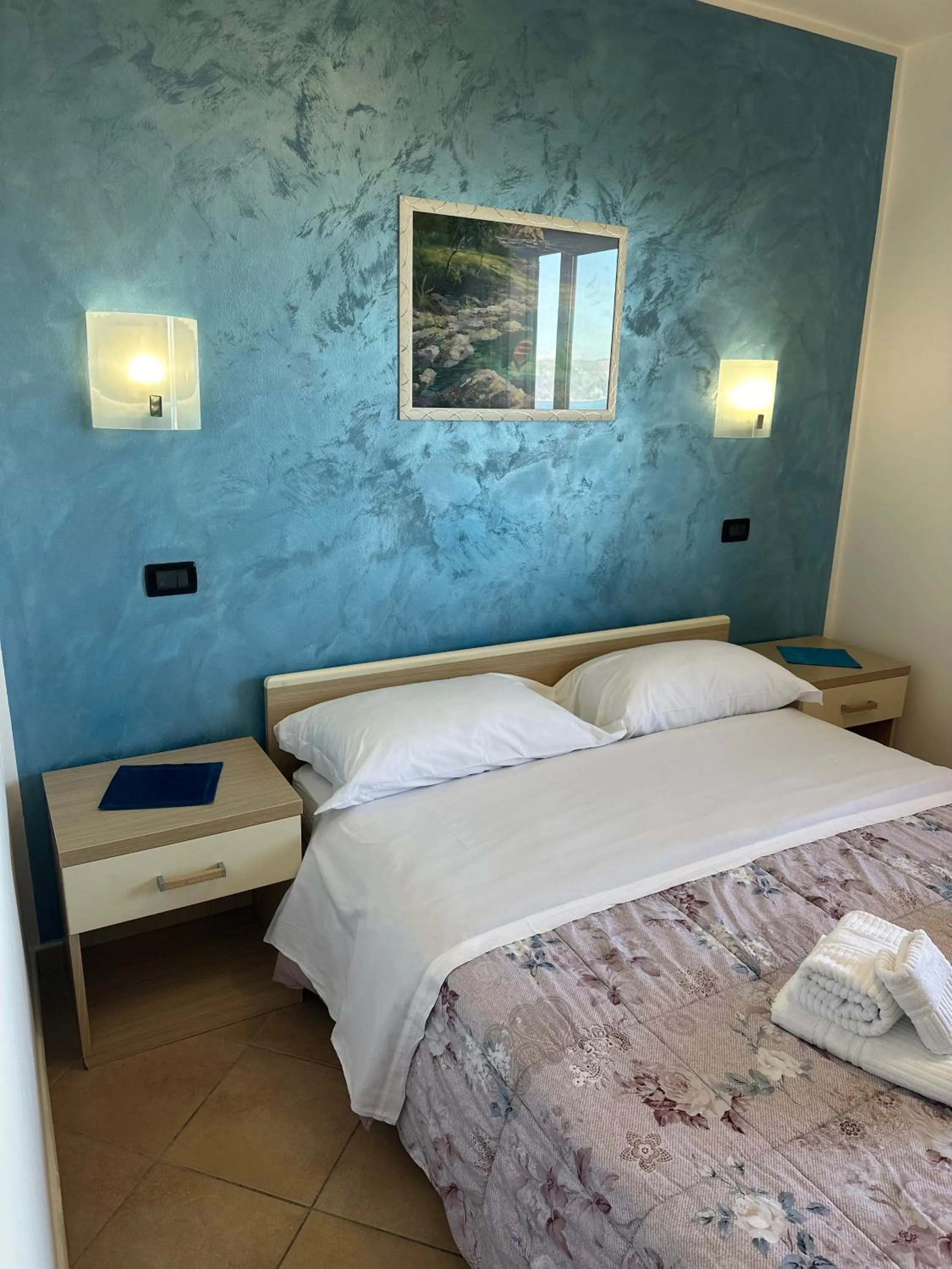 Photo of the whole room, Bed in Scilla e Cariddi