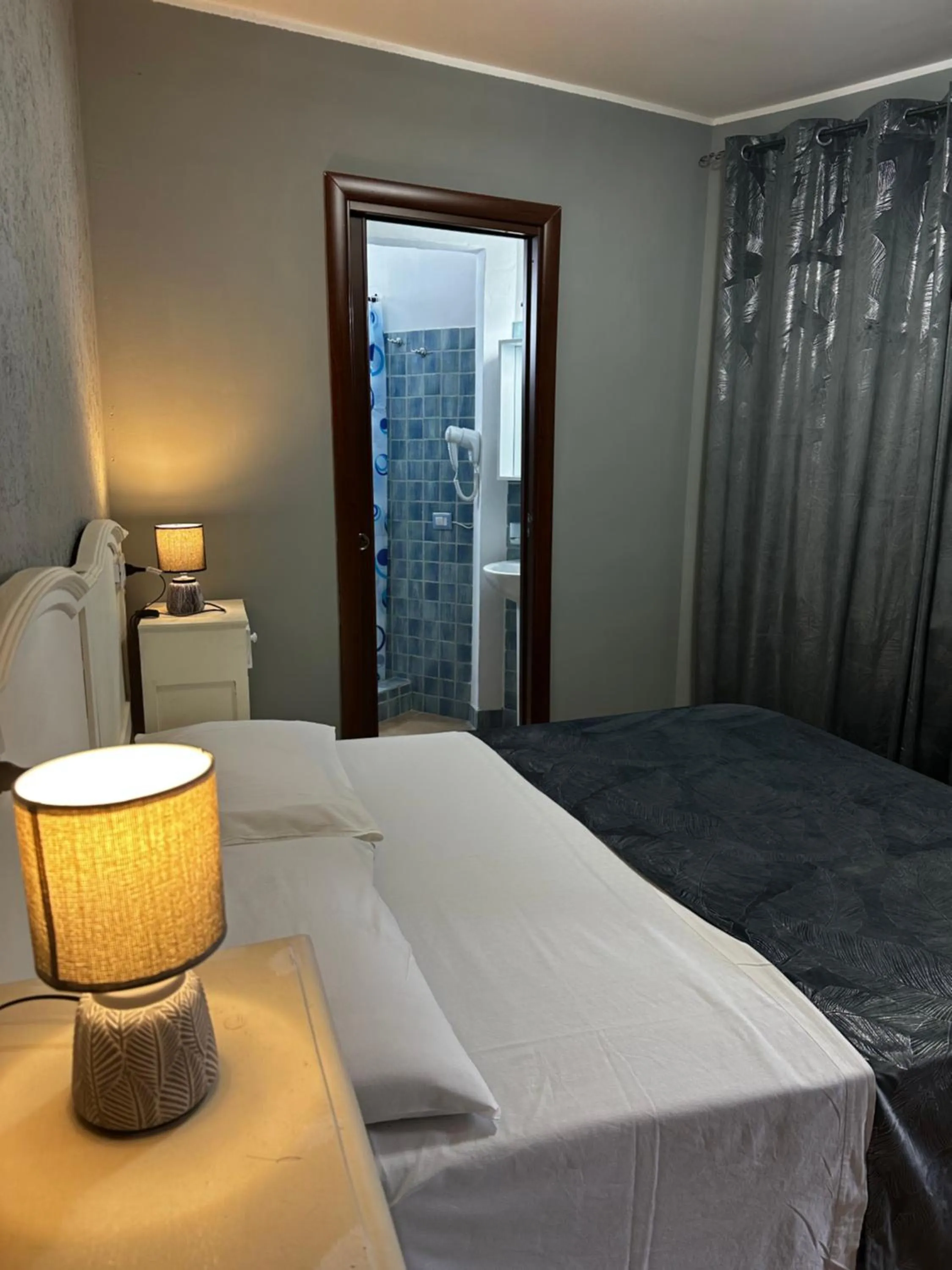 Photo of the whole room, Bed in Scilla e Cariddi