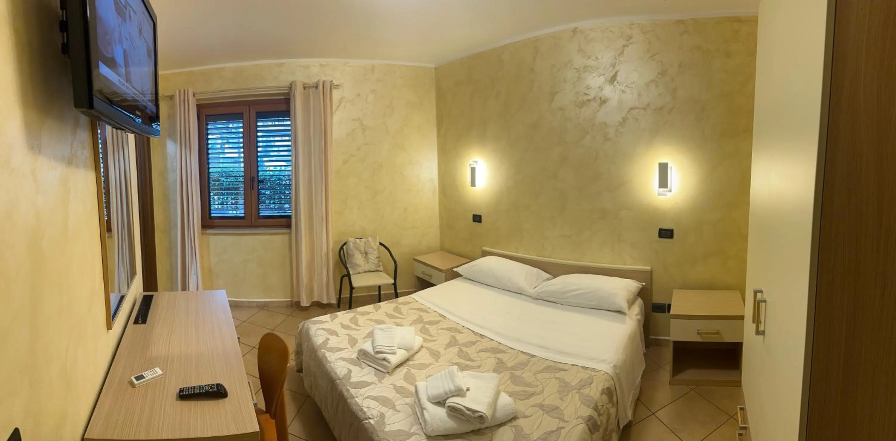 Photo of the whole room, Bed in Scilla e Cariddi