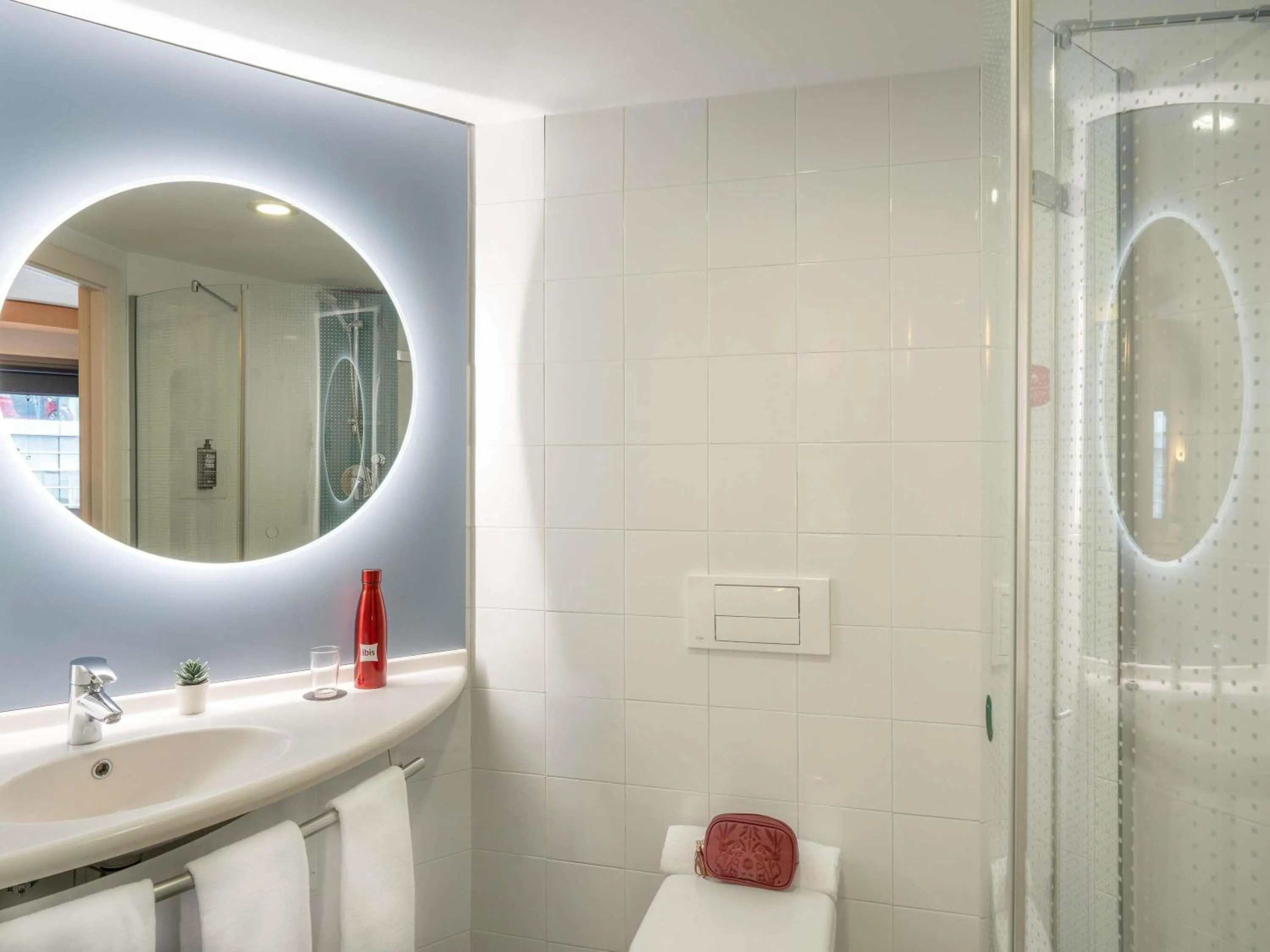 Bedroom in Ibis Madrid Alcobendas