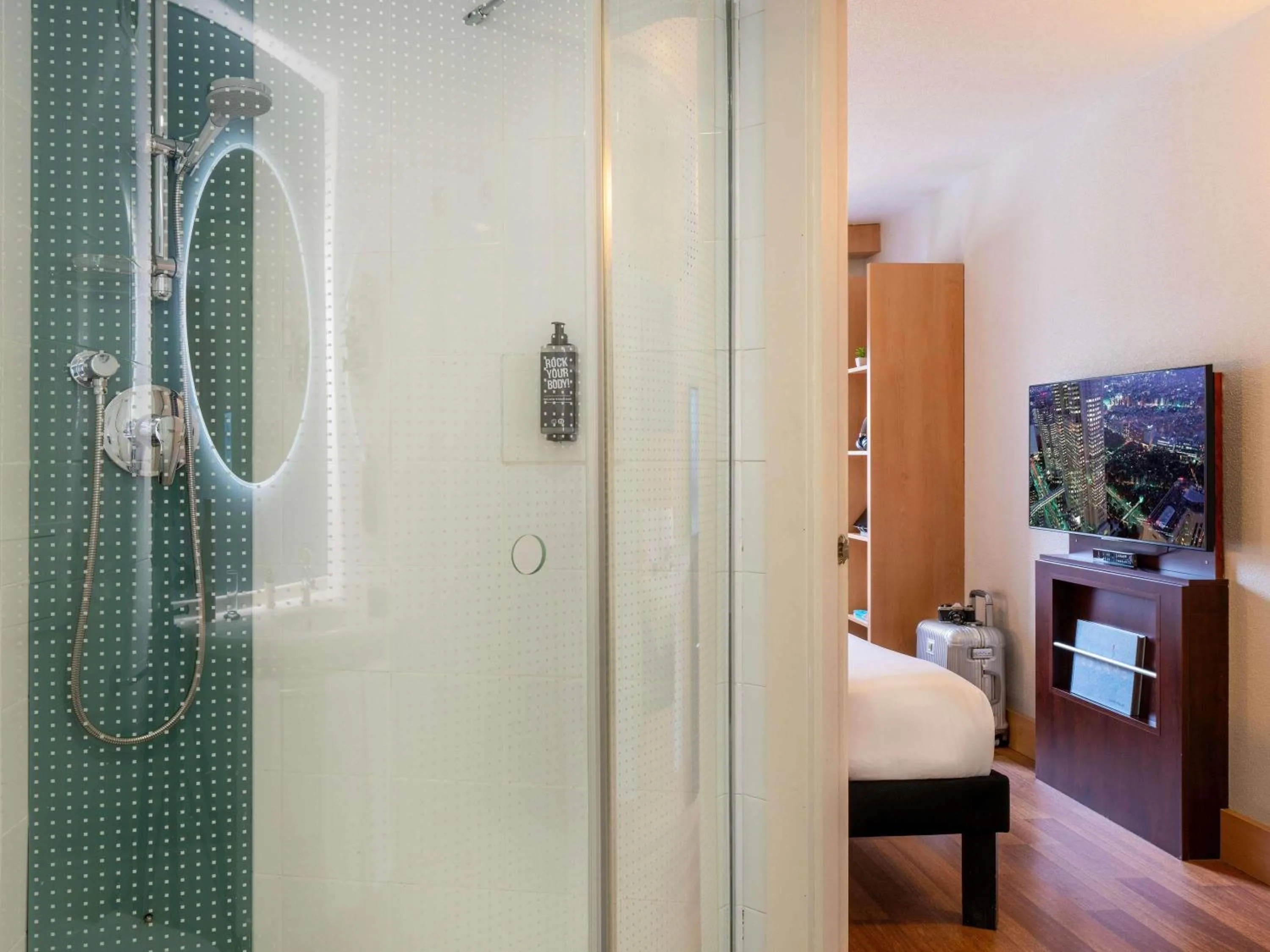 Bedroom in Ibis Madrid Alcobendas