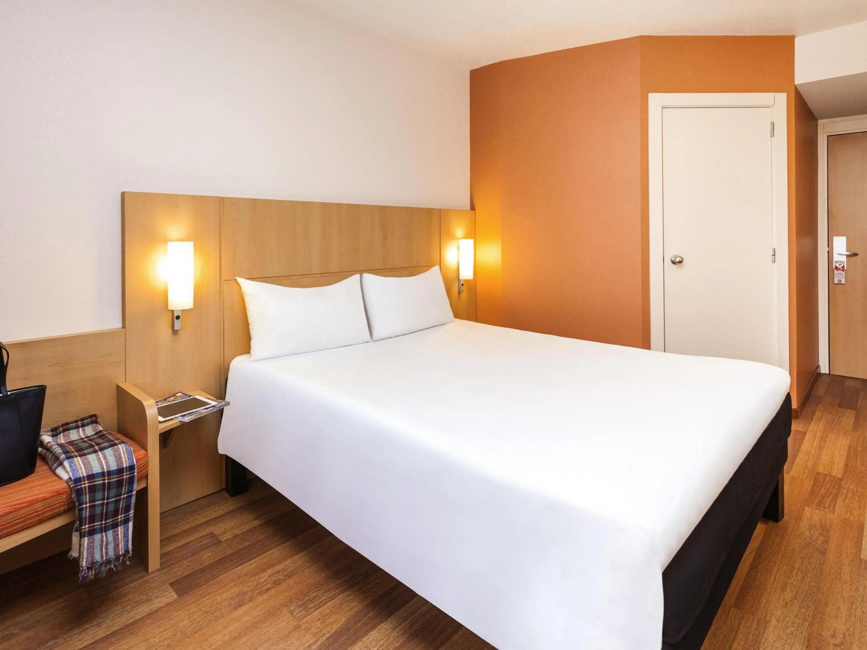 Bedroom, Bed in Ibis Madrid Alcobendas