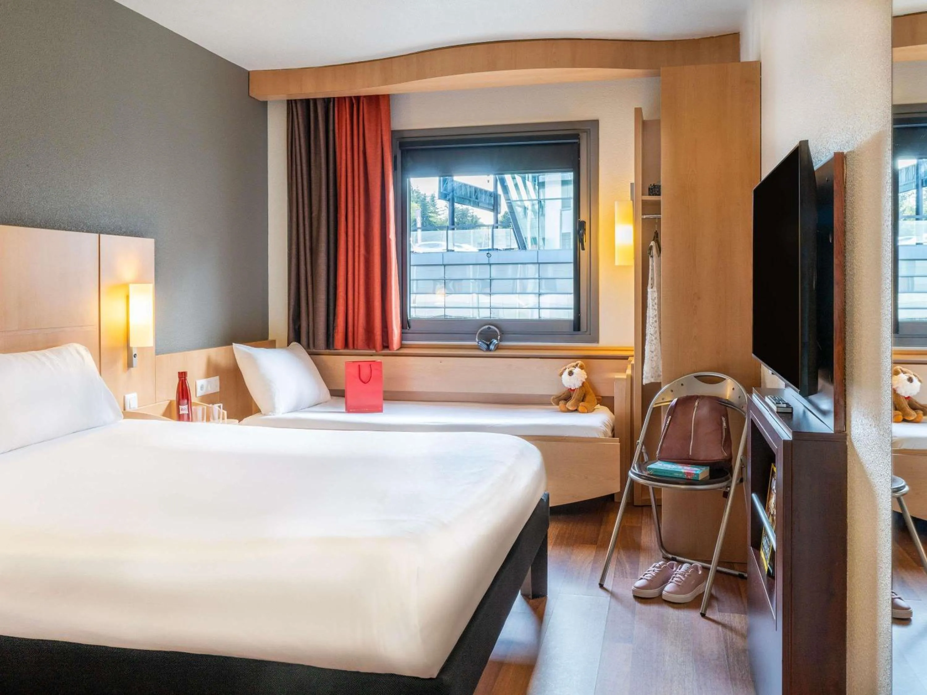 Bedroom, Bed in Ibis Madrid Alcobendas