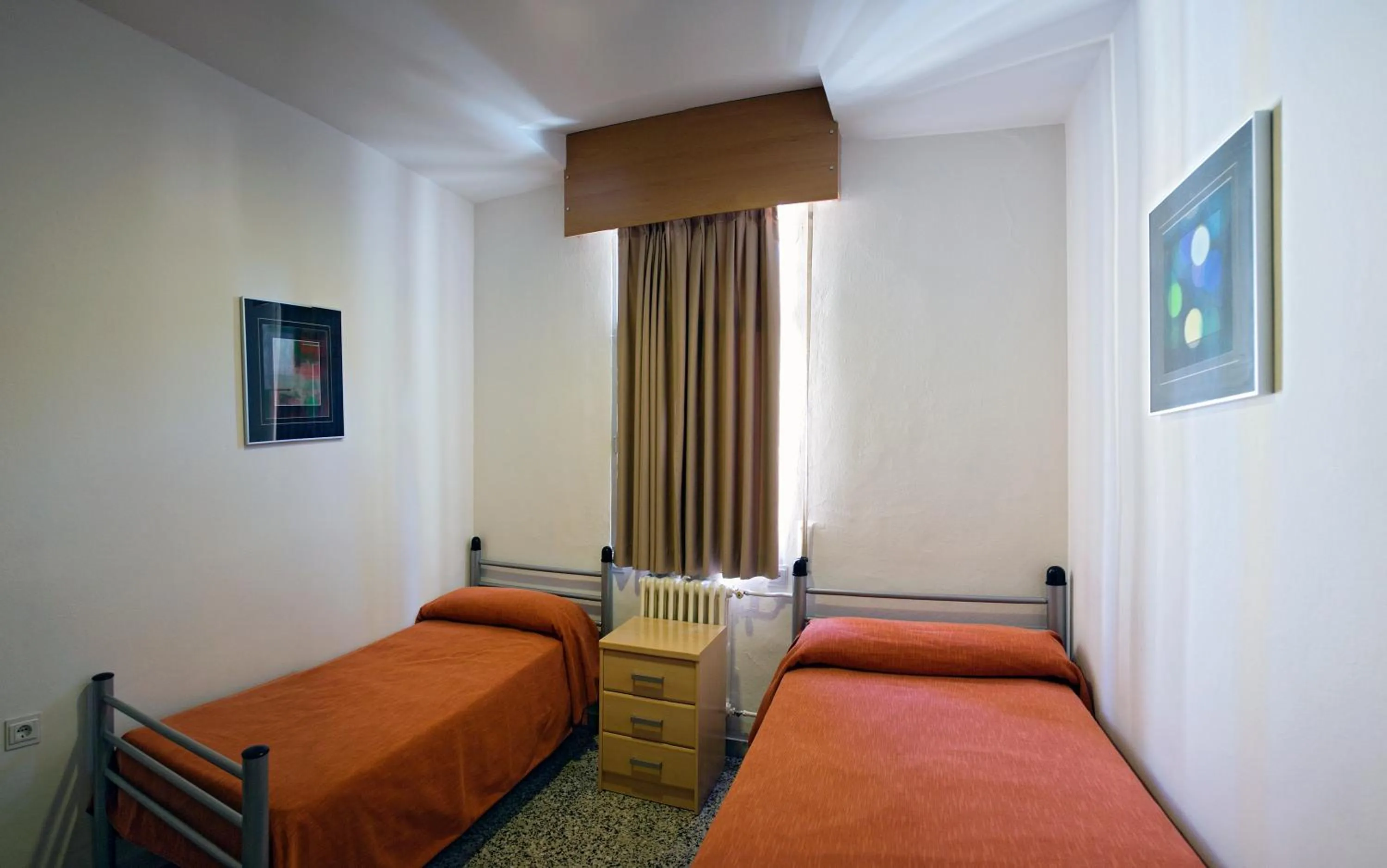 Photo of the whole room, Bed in Albergue Inturjoven Granada