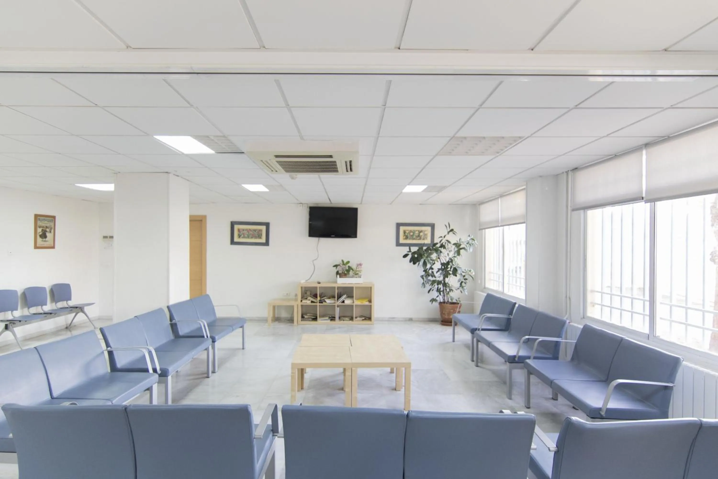 Communal lounge/ TV room in Albergue Inturjoven Granada