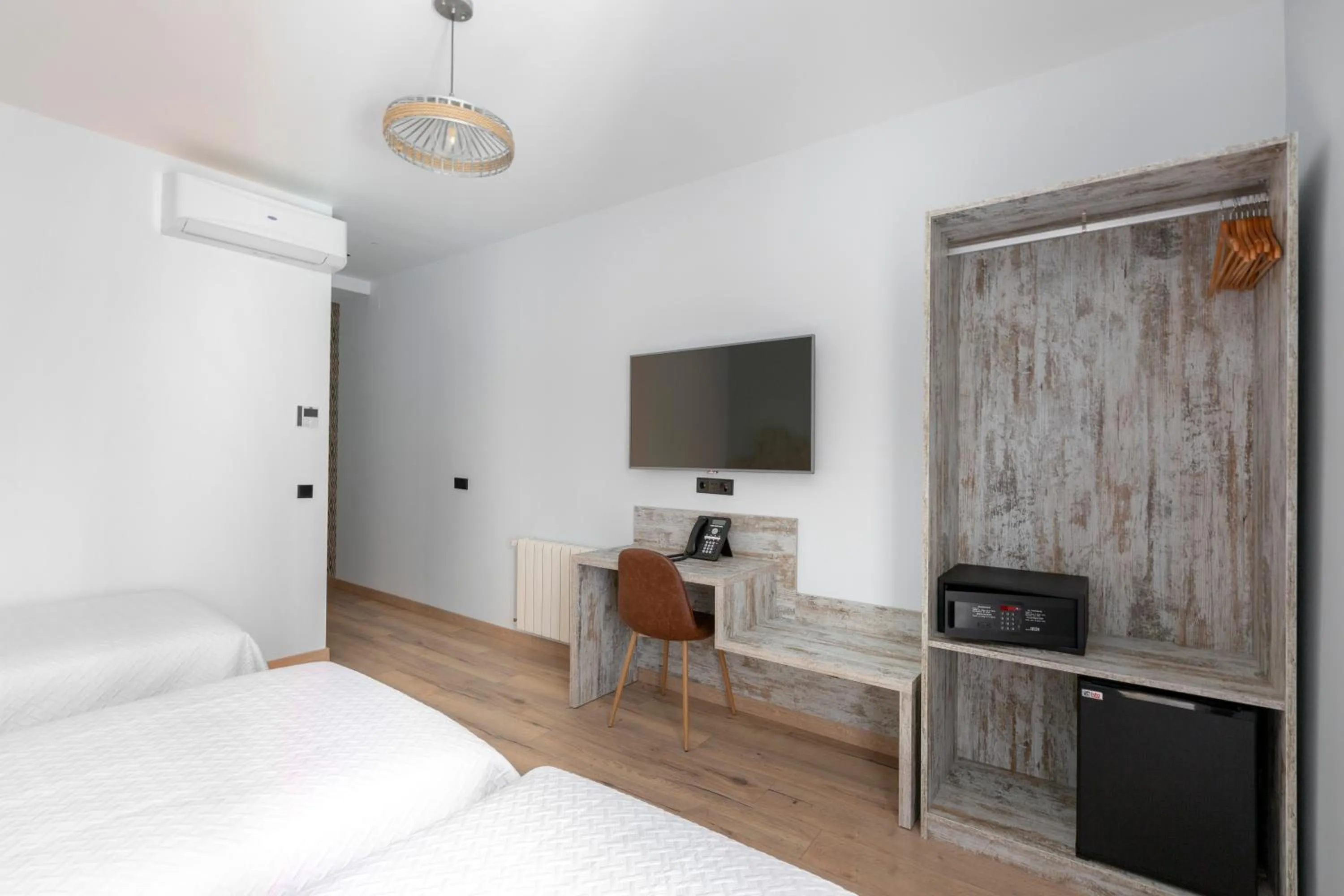 Bedroom, Bed in Hostal Anton Martin