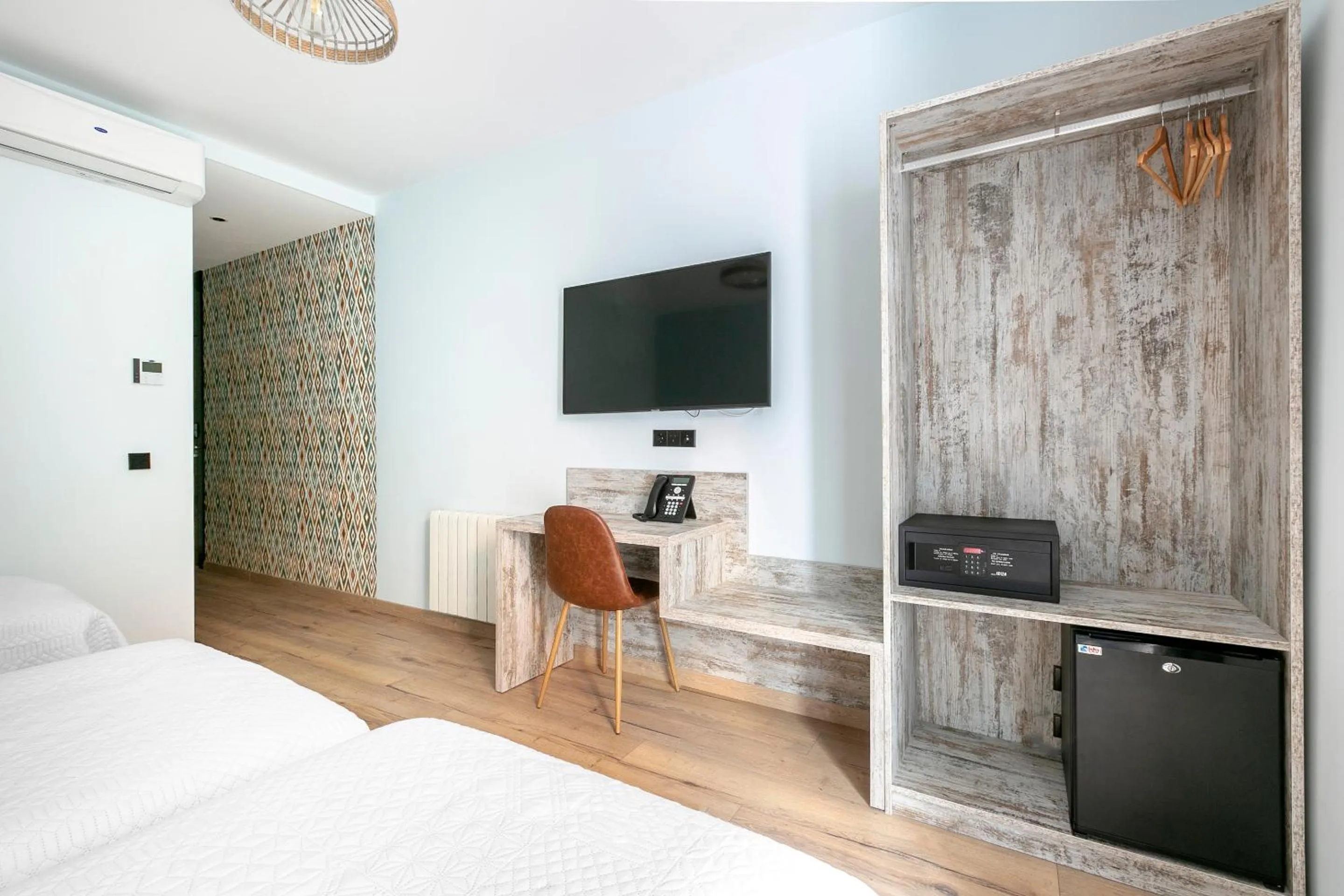 Bedroom, Bed in Hostal Anton Martin