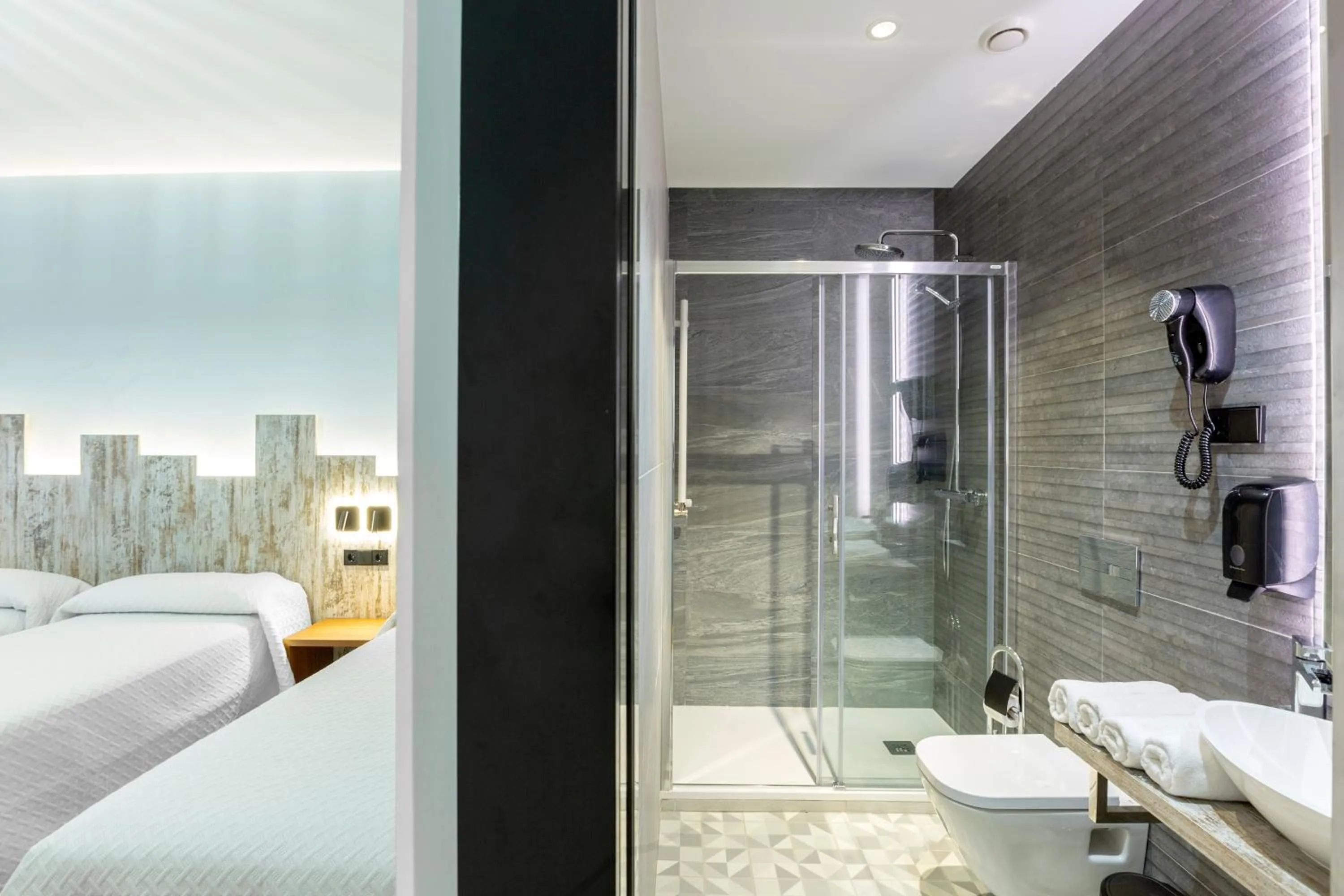 Bathroom, Bed in Hostal Anton Martin