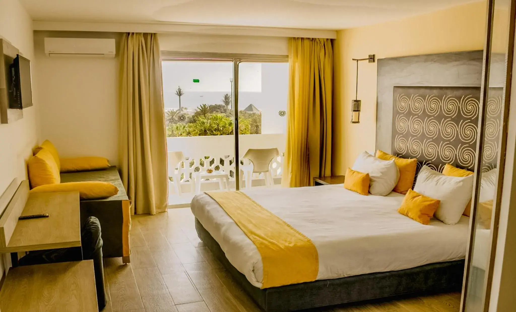 Photo of the whole room, Bed in HAMILTON Agadir