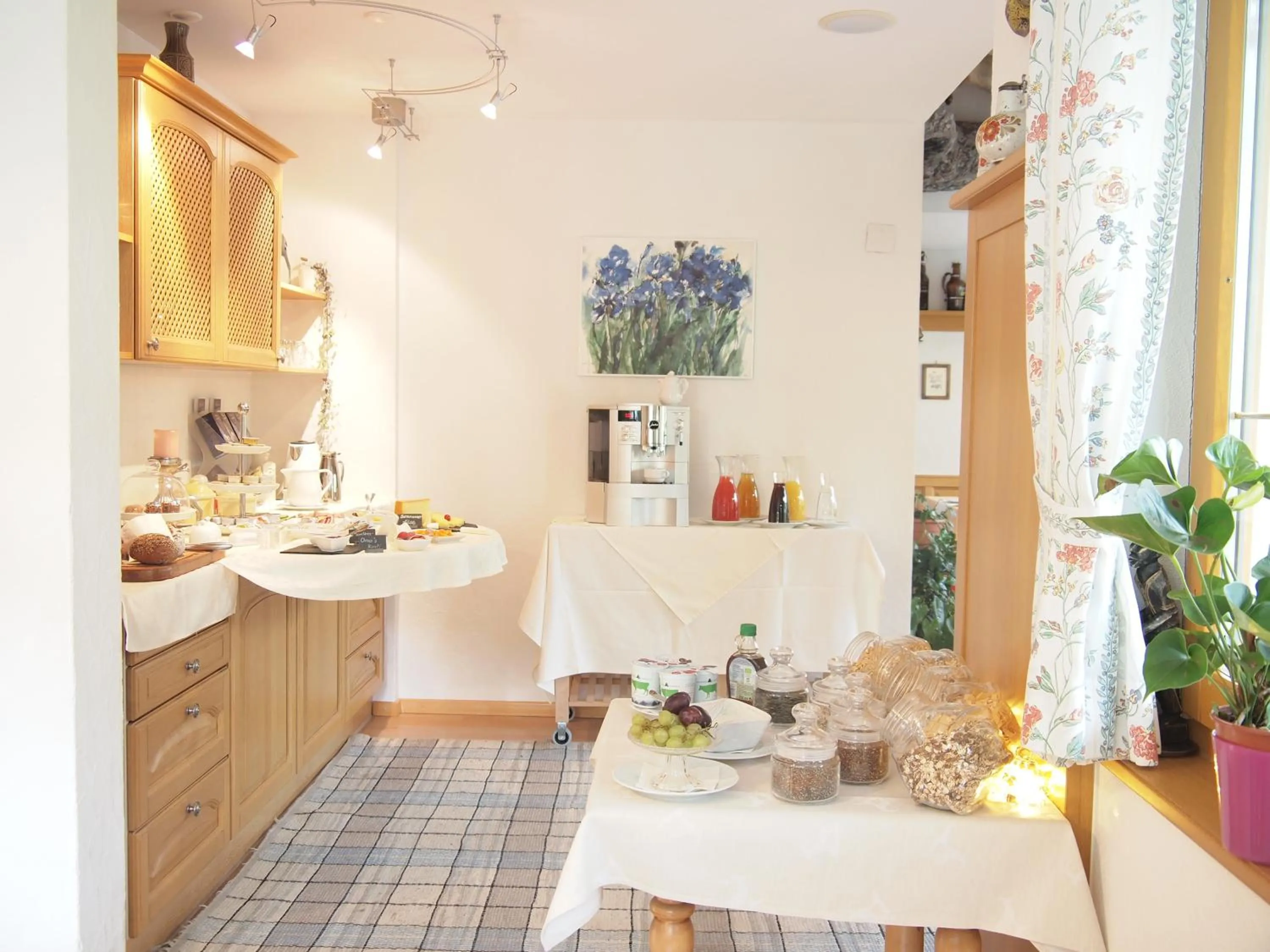 Restaurant/places to eat in Apart-Garni Motnaida