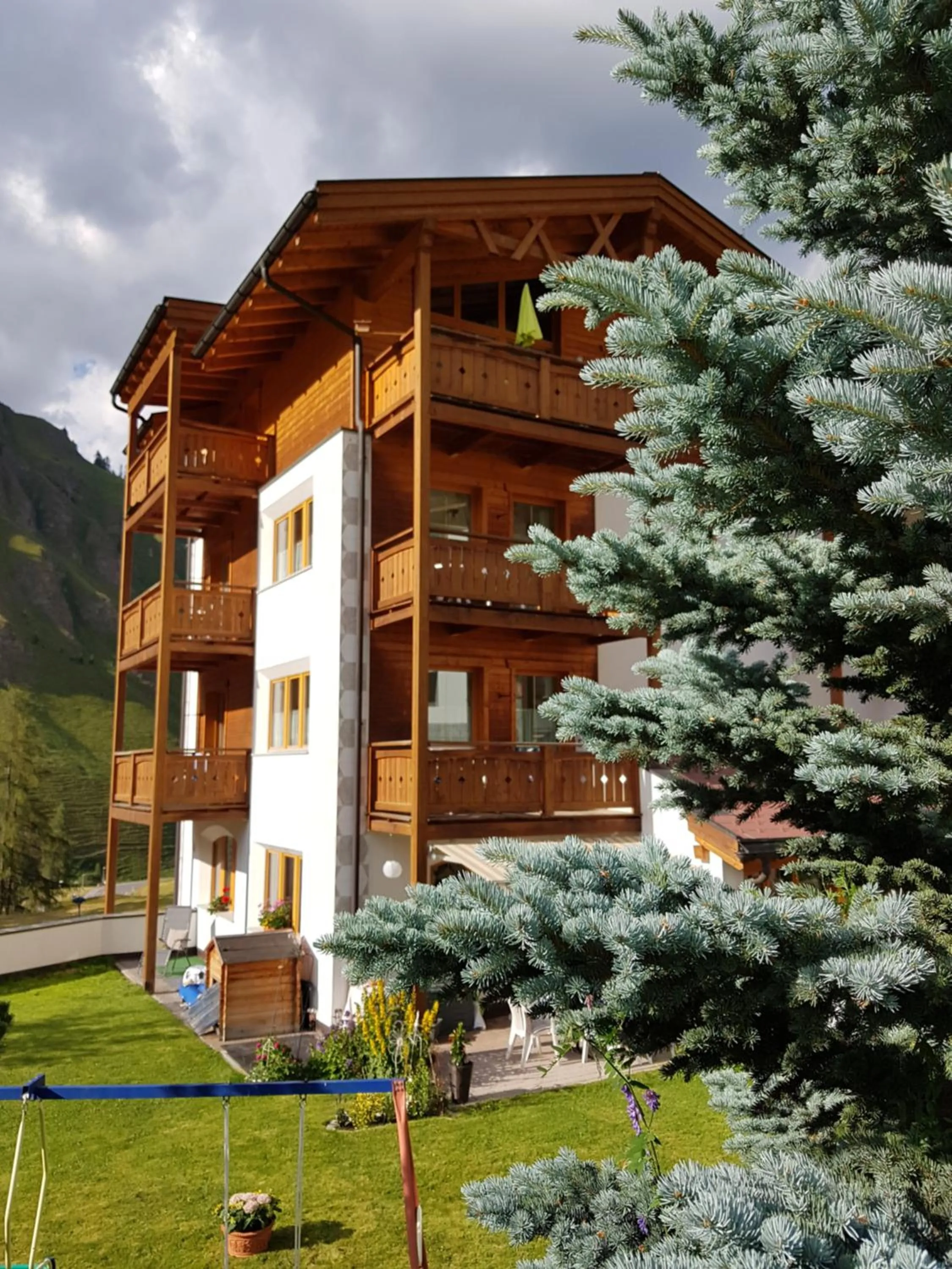 Garden in Apart-Garni Motnaida