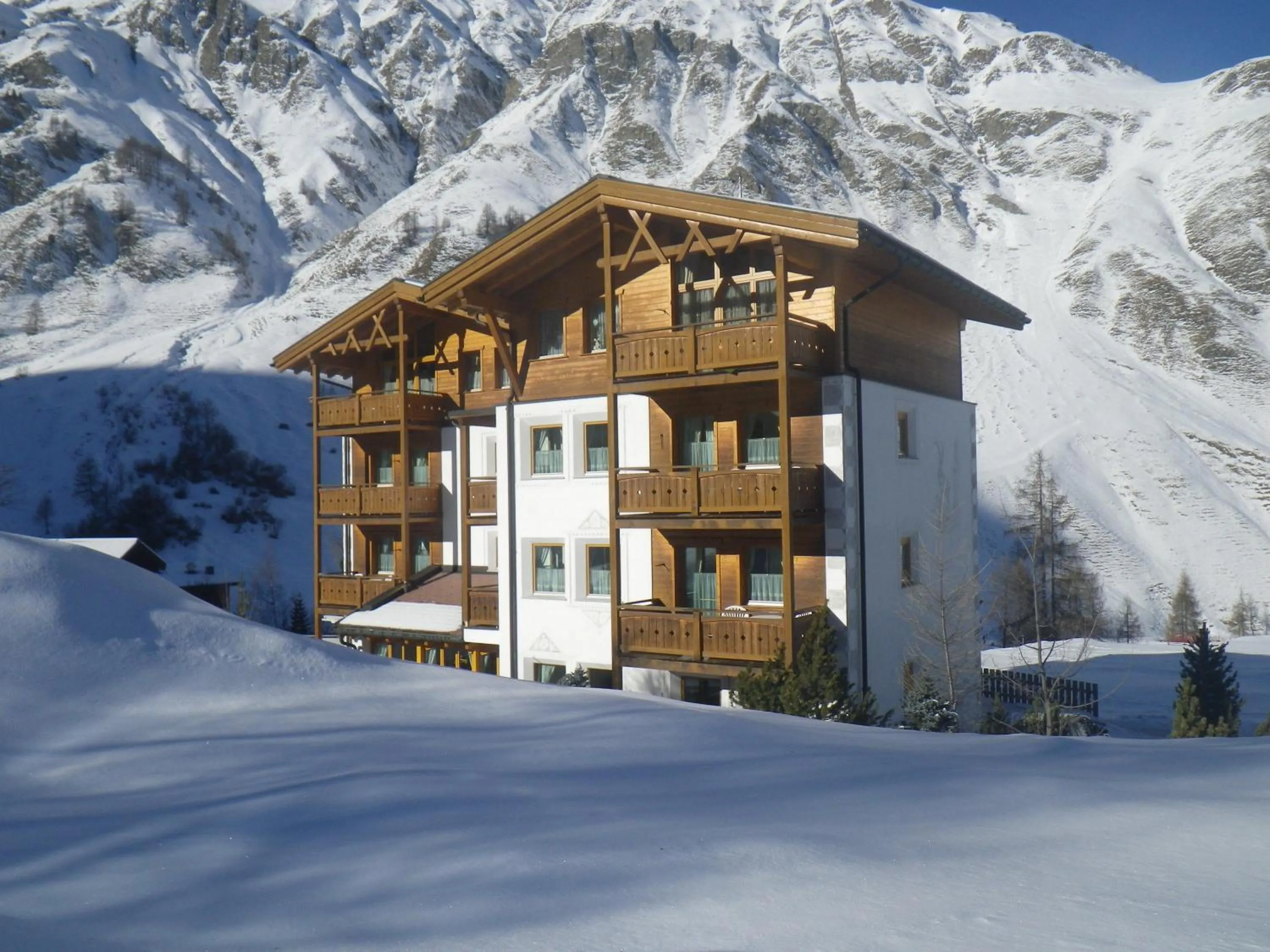 Property building in Apart-Garni Motnaida