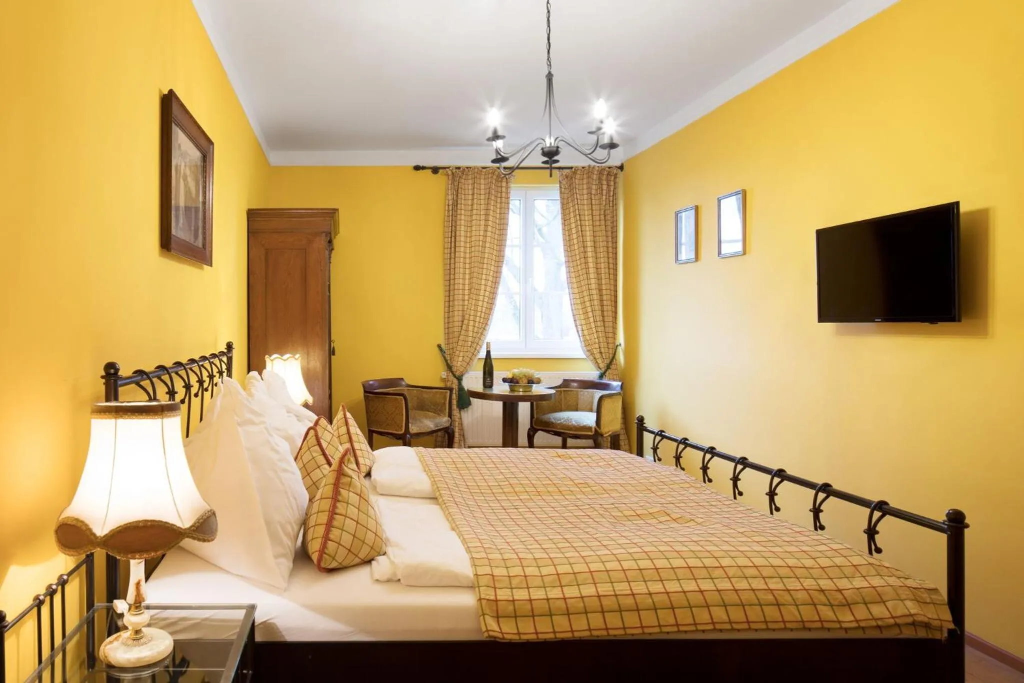 Photo of the whole room, Bed in Hotel Nibelungenhof