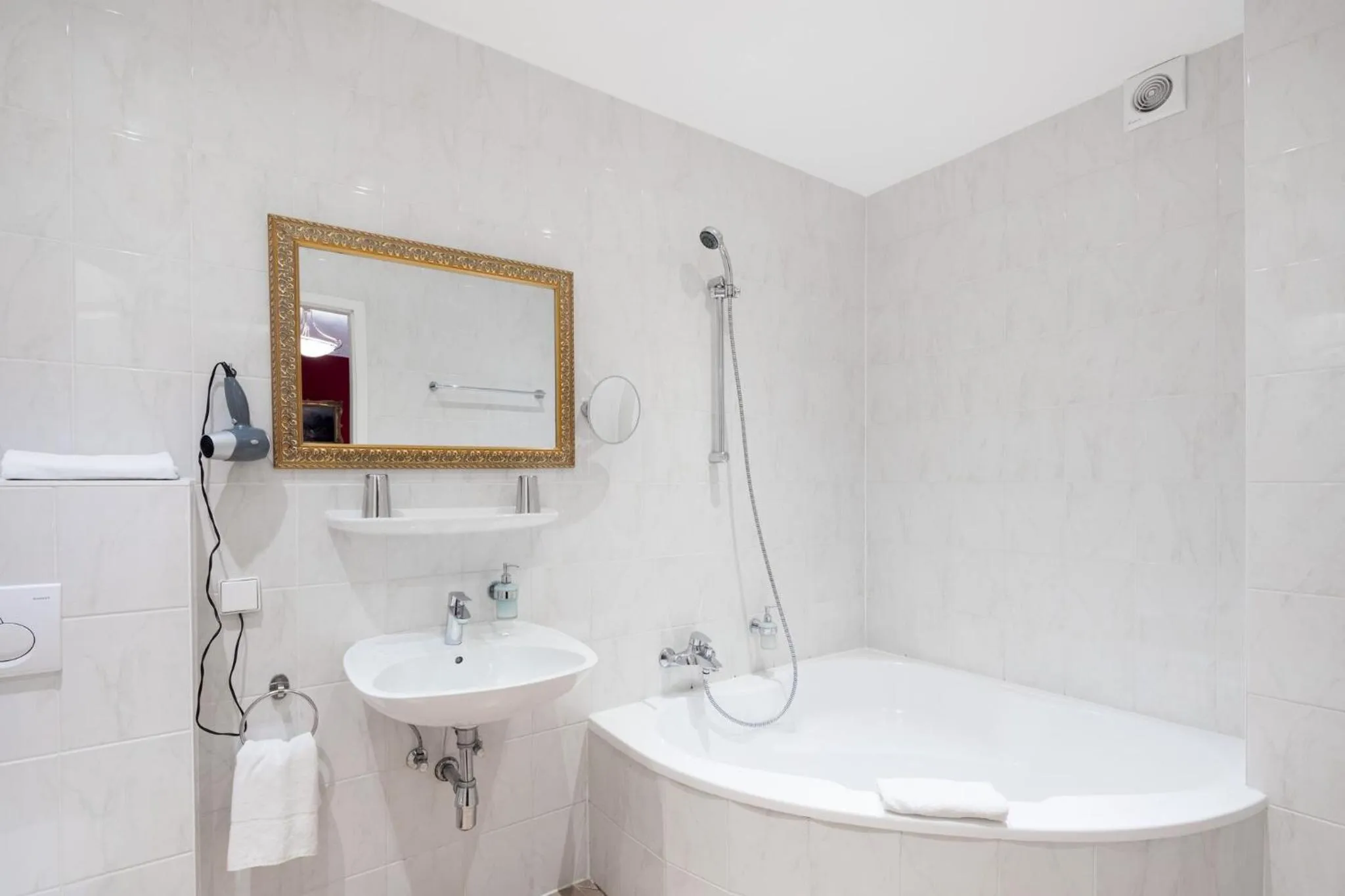 Bathroom in Hotel Nibelungenhof