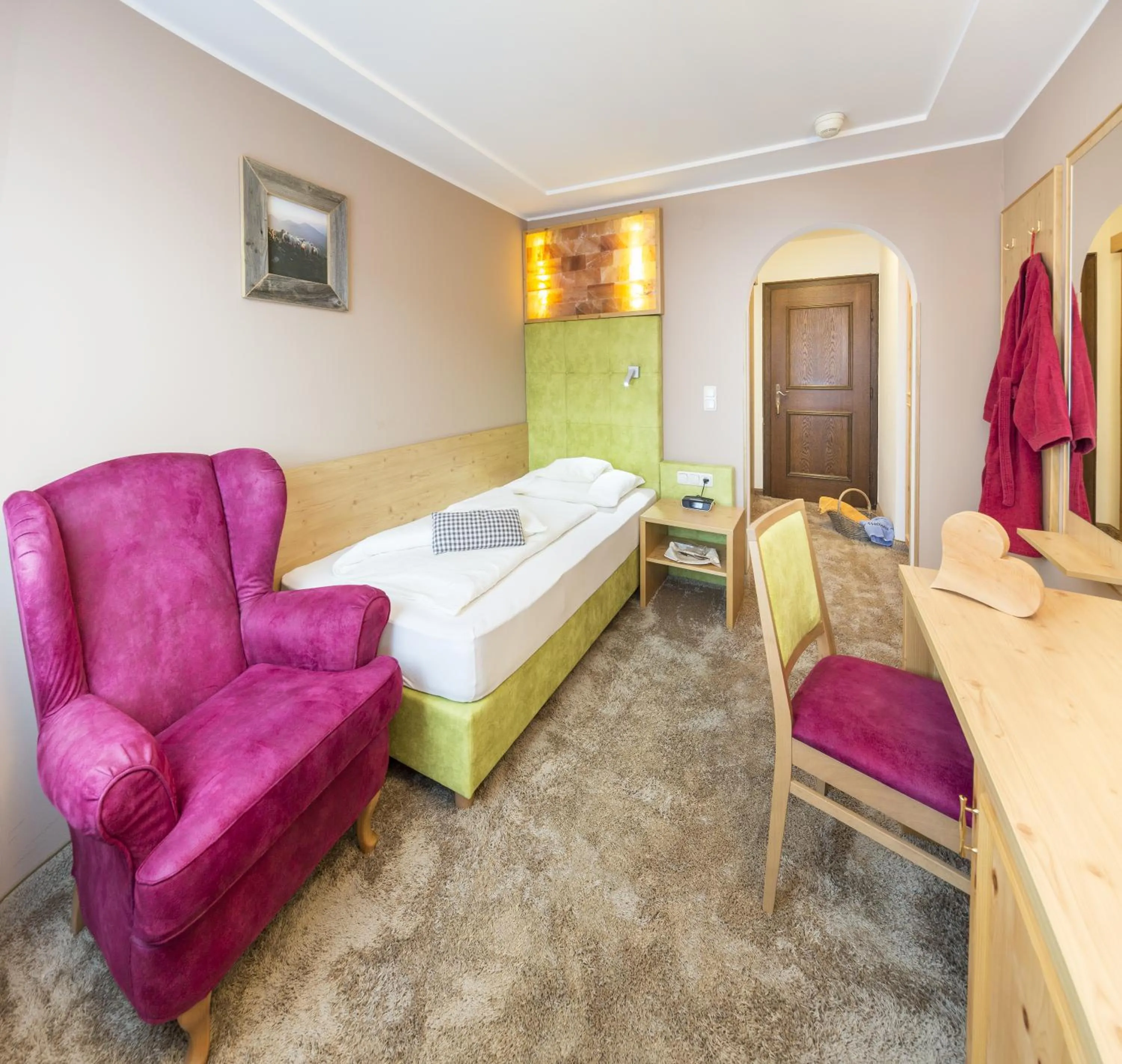 Photo of the whole room, Bed in Hotel "Zum Ritter"